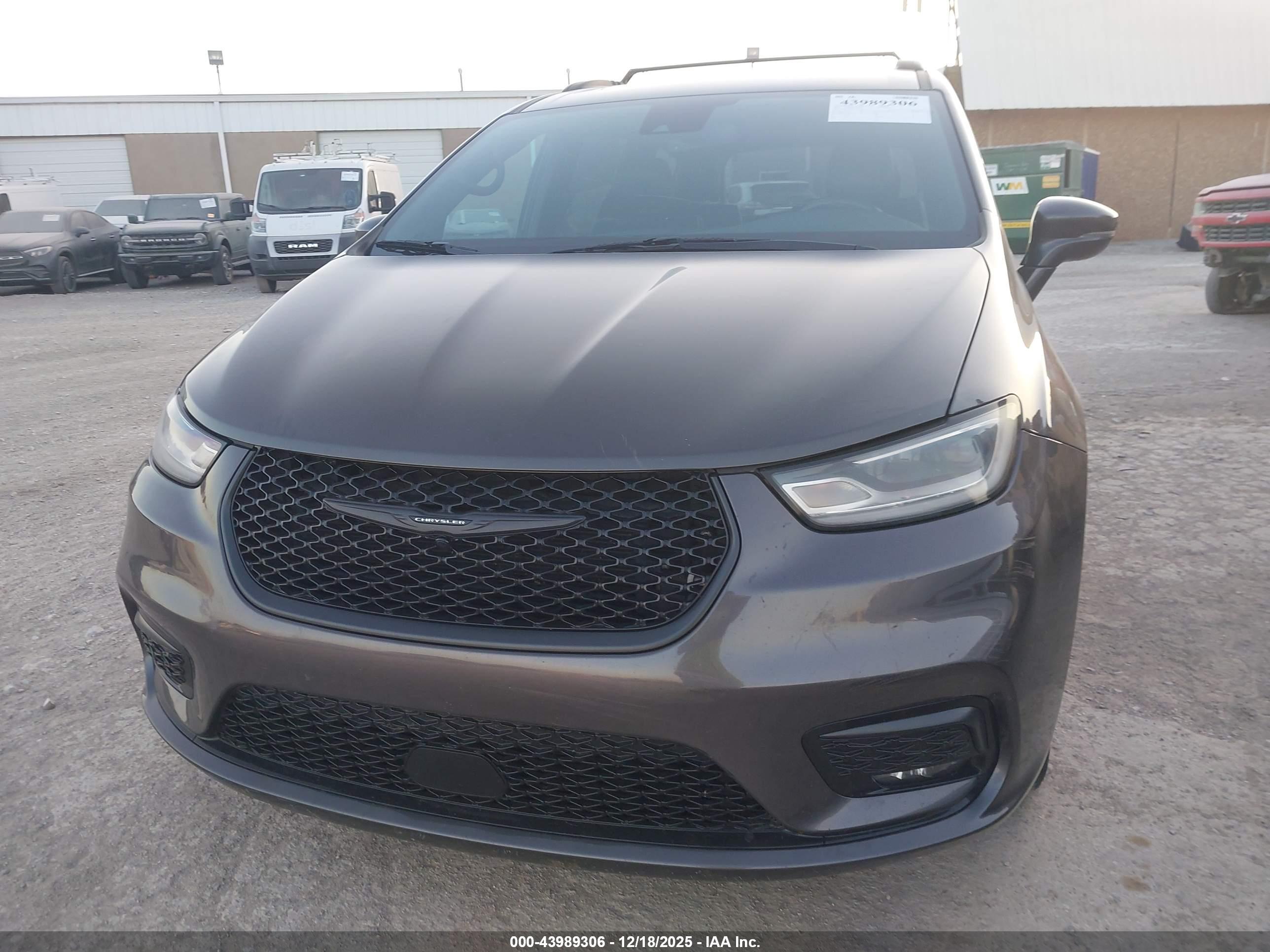 CHRYSLER PACIFICA image 6