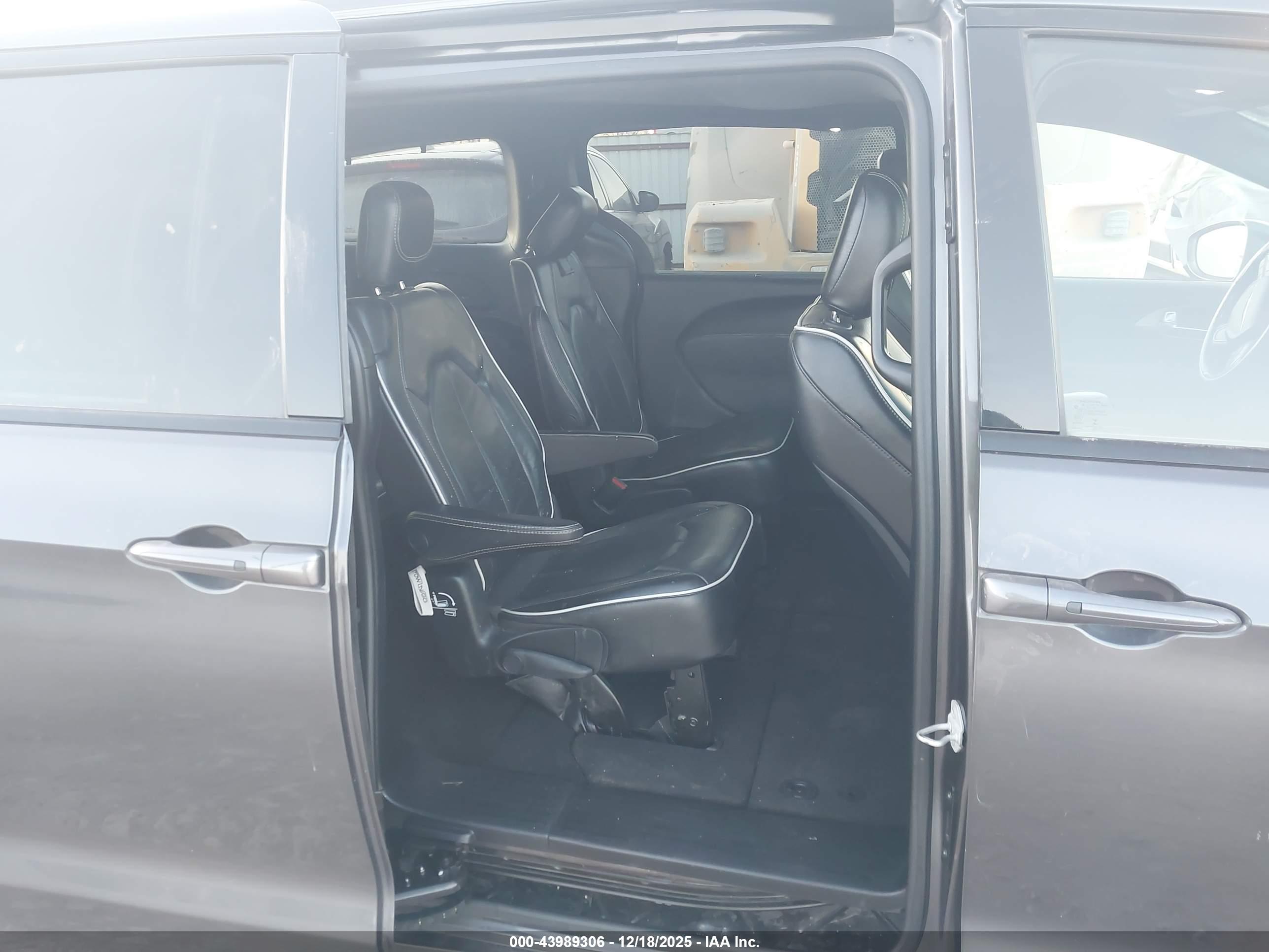CHRYSLER PACIFICA image 8