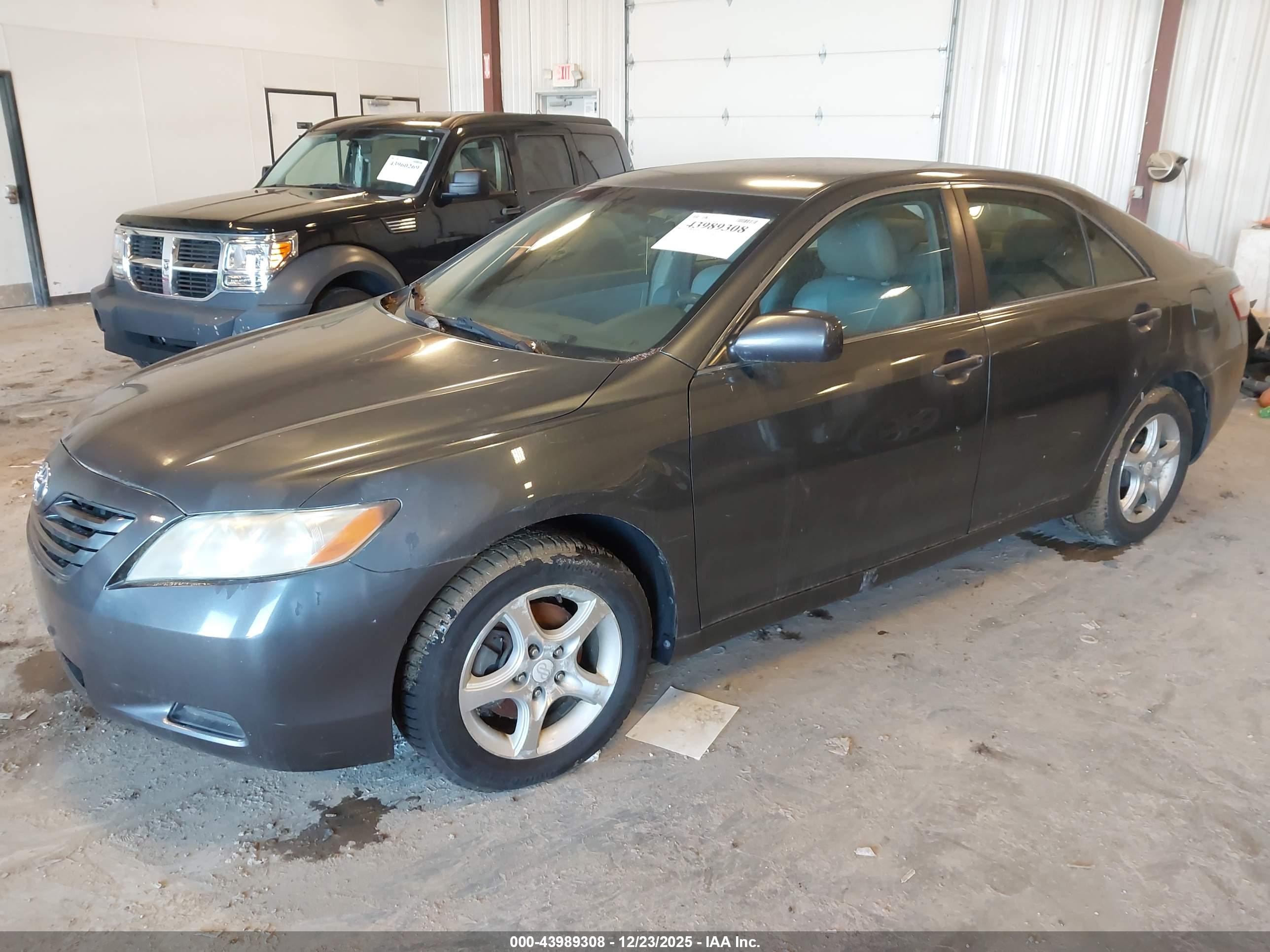 TOYOTA CAMRY image 2