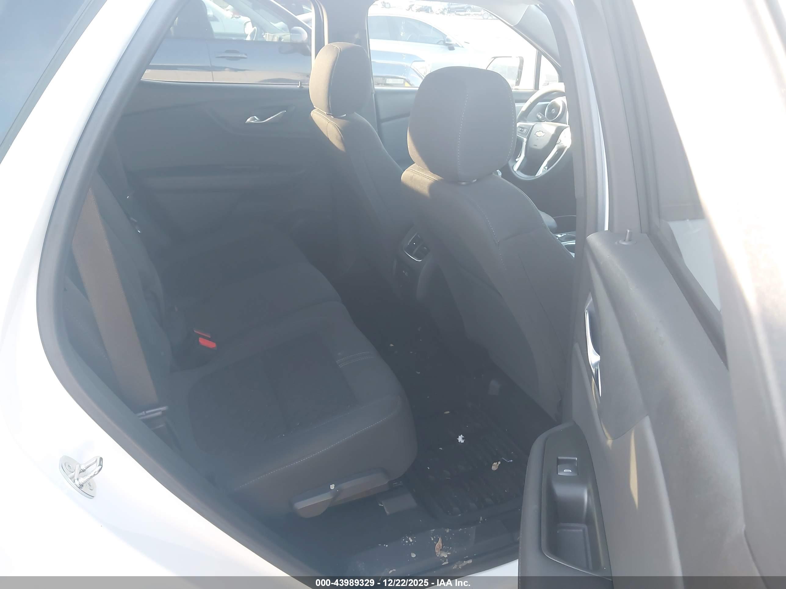 CHEVROLET BLAZER image 8
