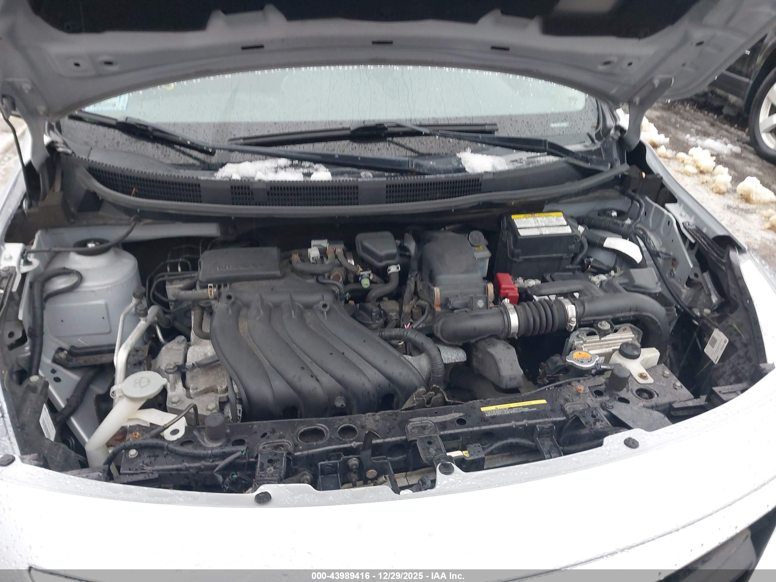 NISSAN VERSA image 10