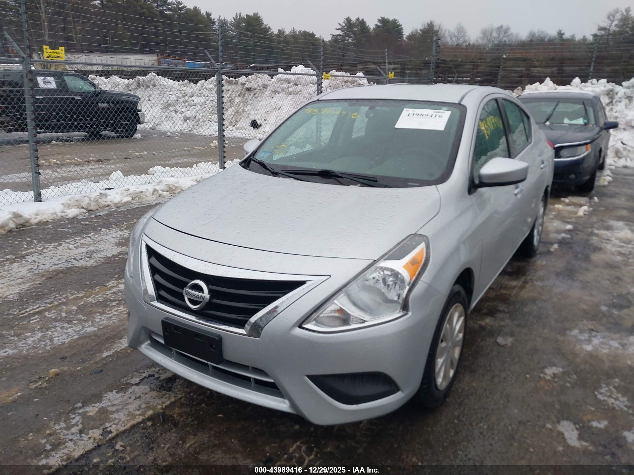 NISSAN VERSA image 2