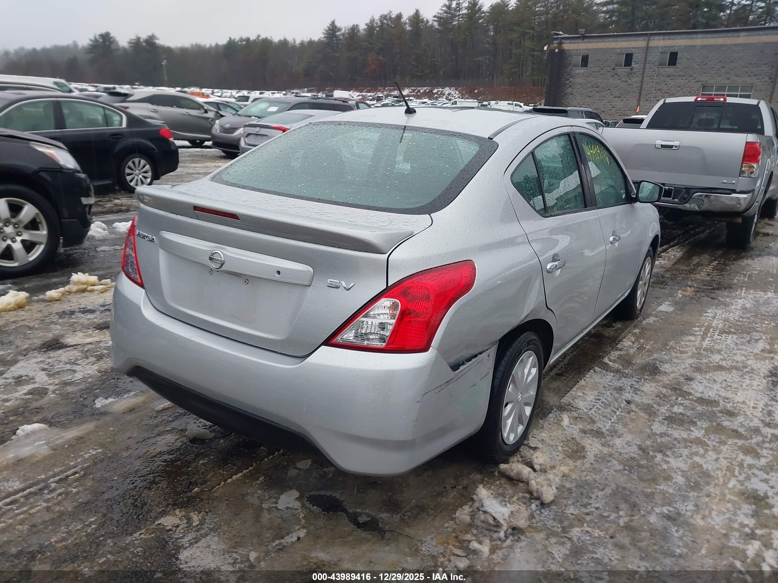 NISSAN VERSA image 4