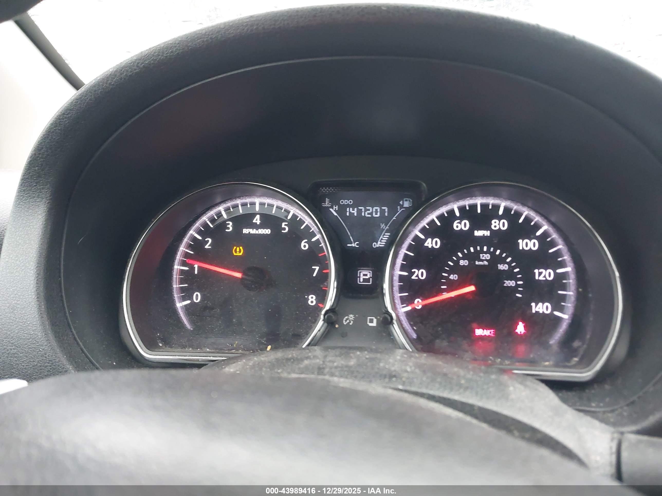 NISSAN VERSA image 7