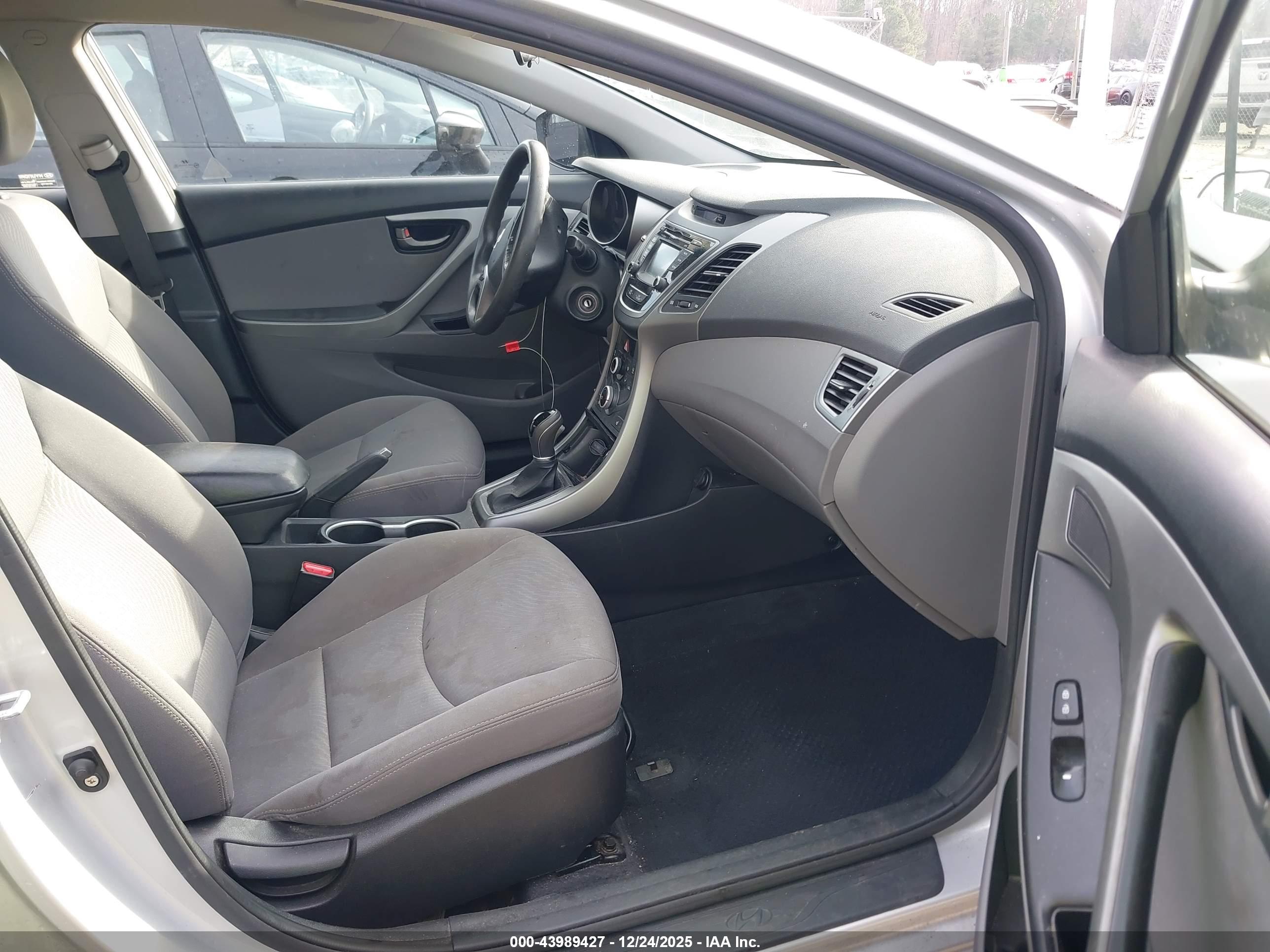 HYUNDAI ELANTRA image 5