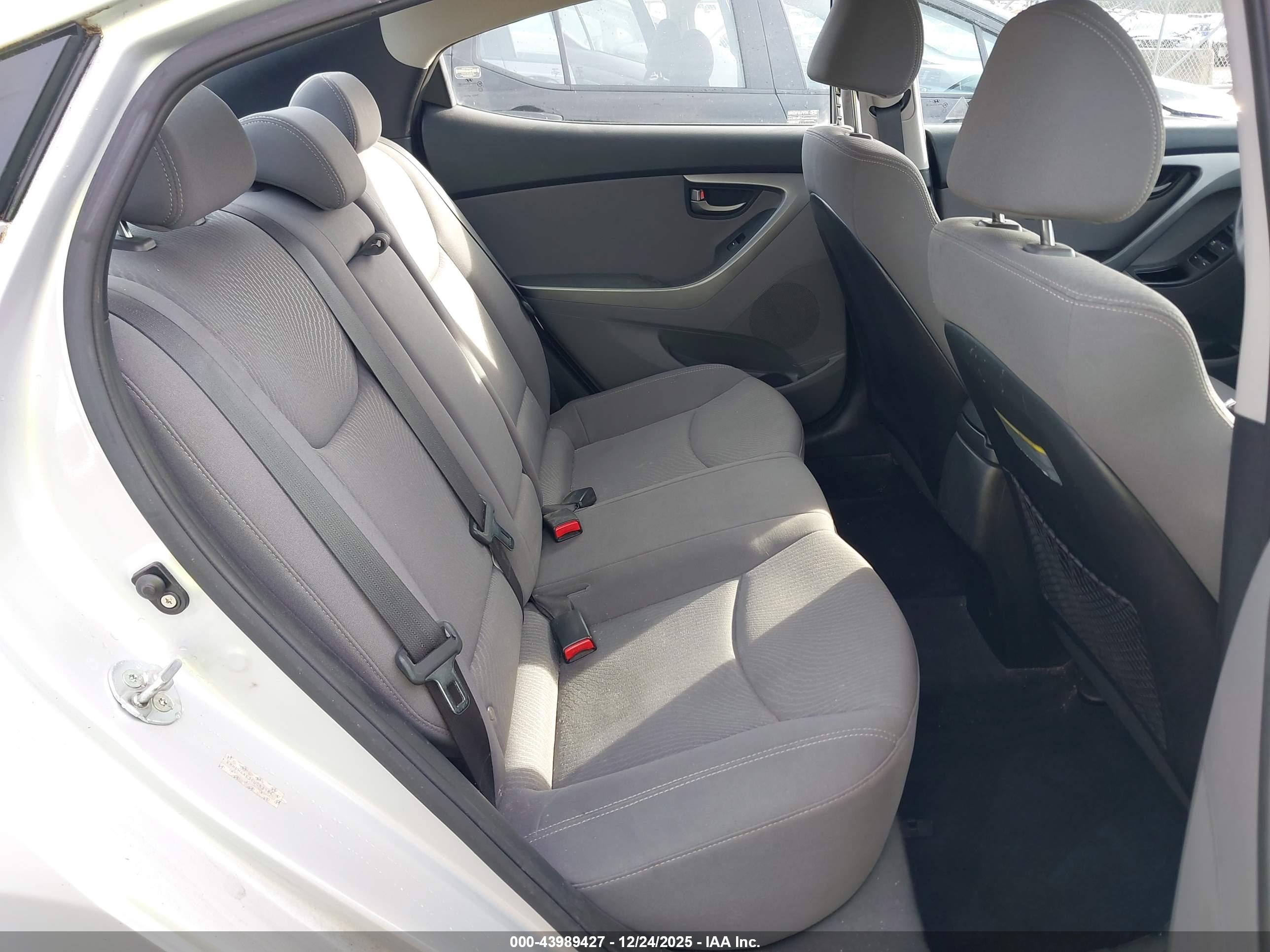 HYUNDAI ELANTRA image 8