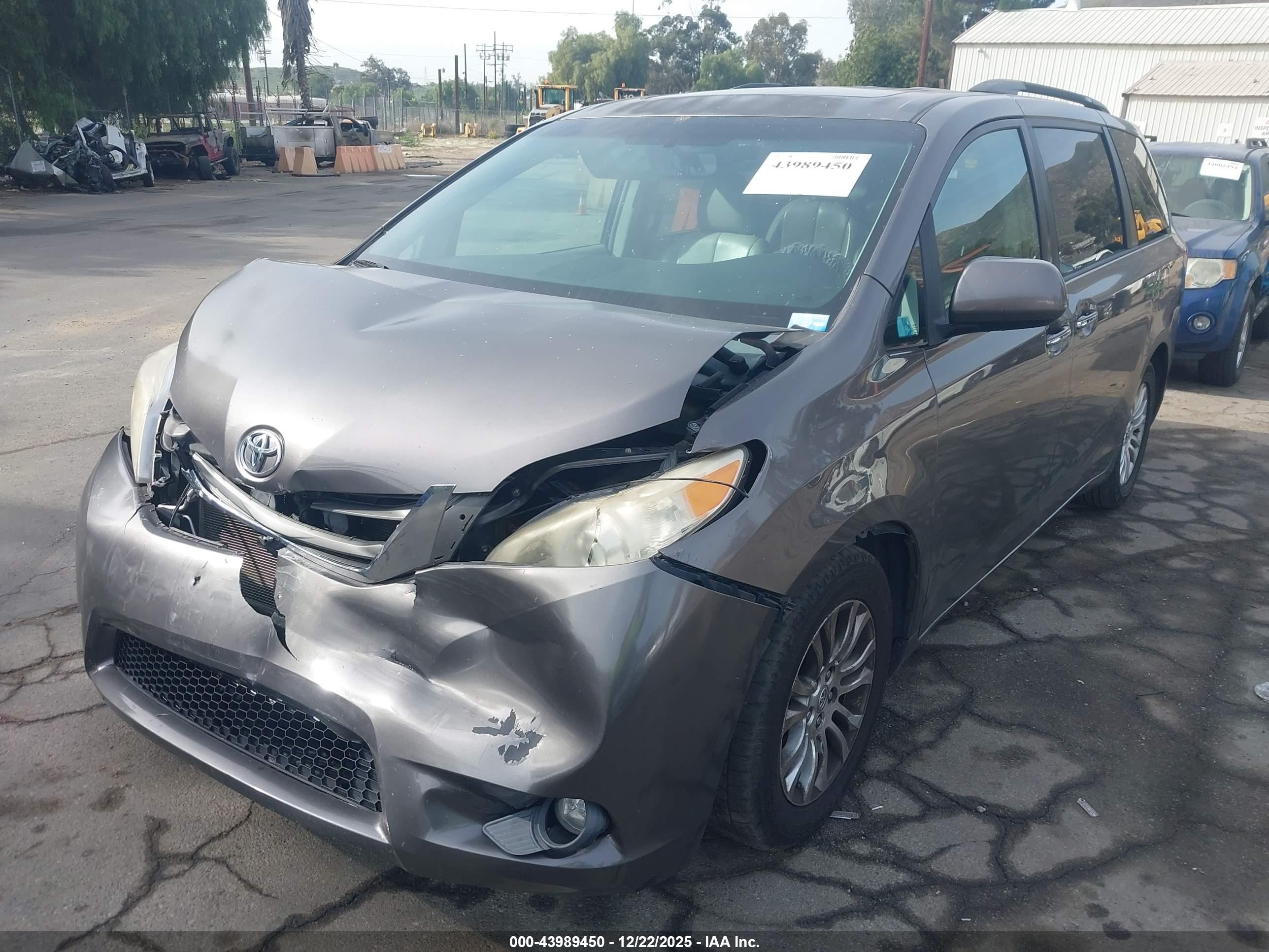 TOYOTA SIENNA image 2