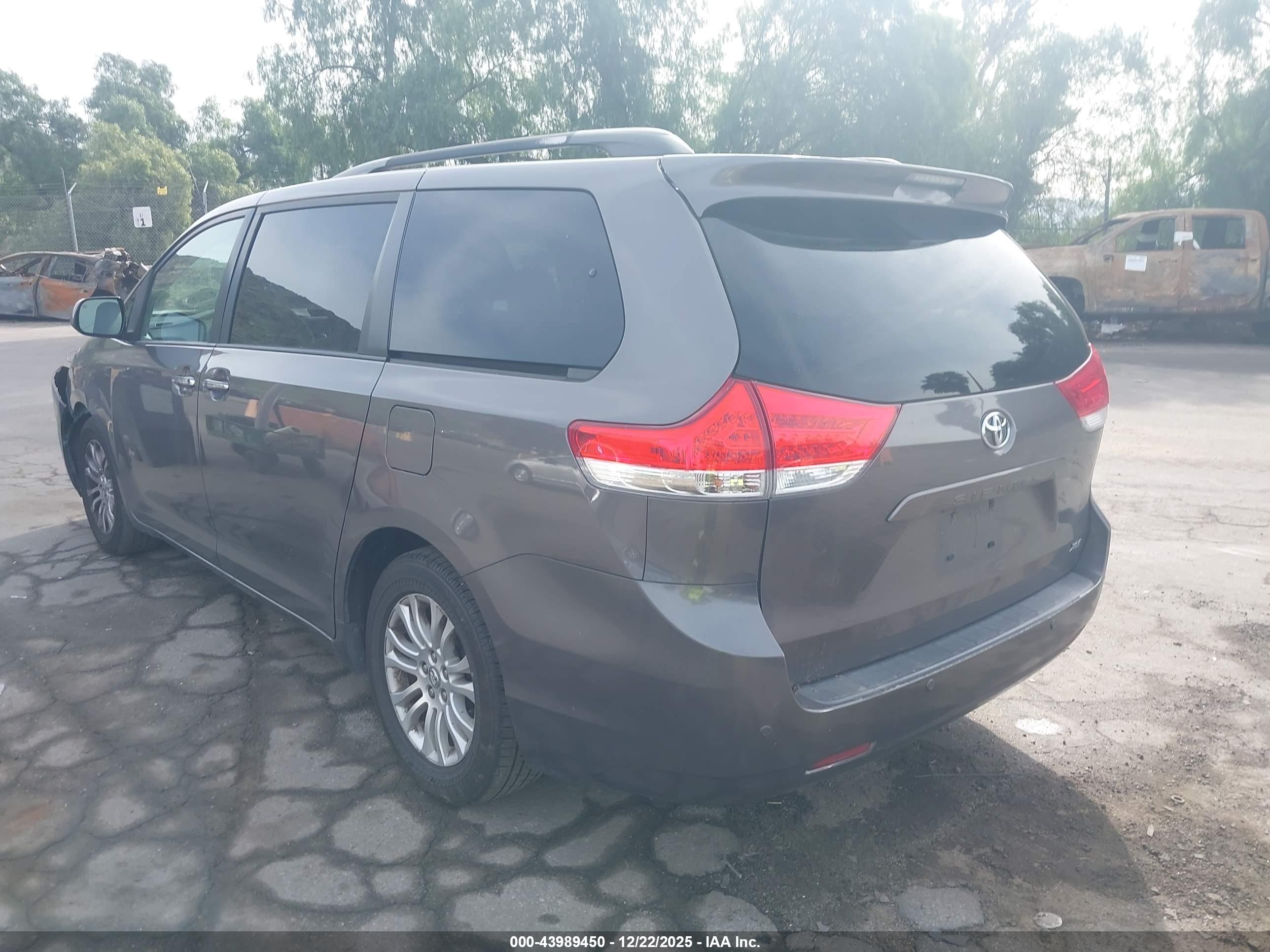 TOYOTA SIENNA image 3
