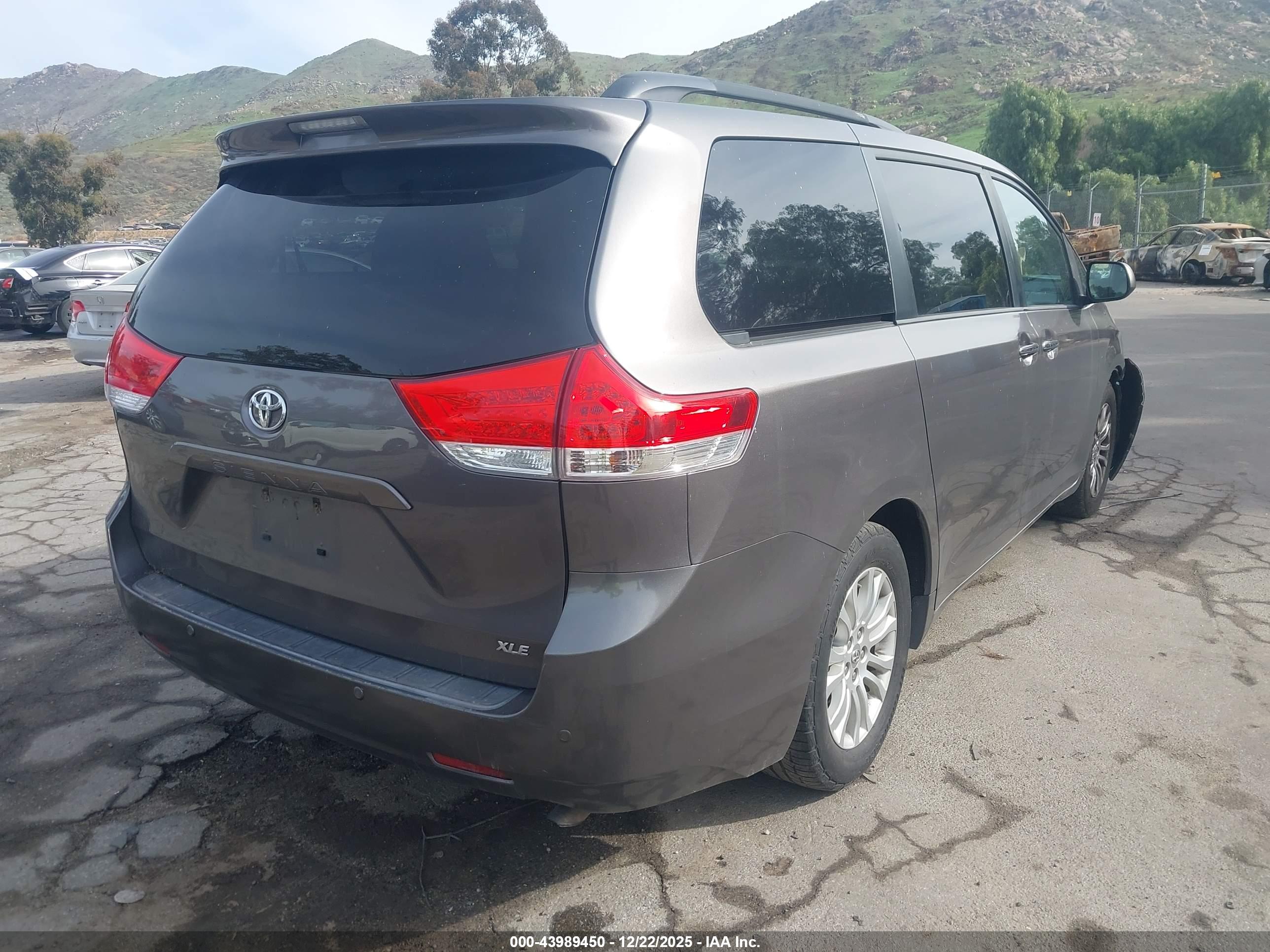 TOYOTA SIENNA image 4