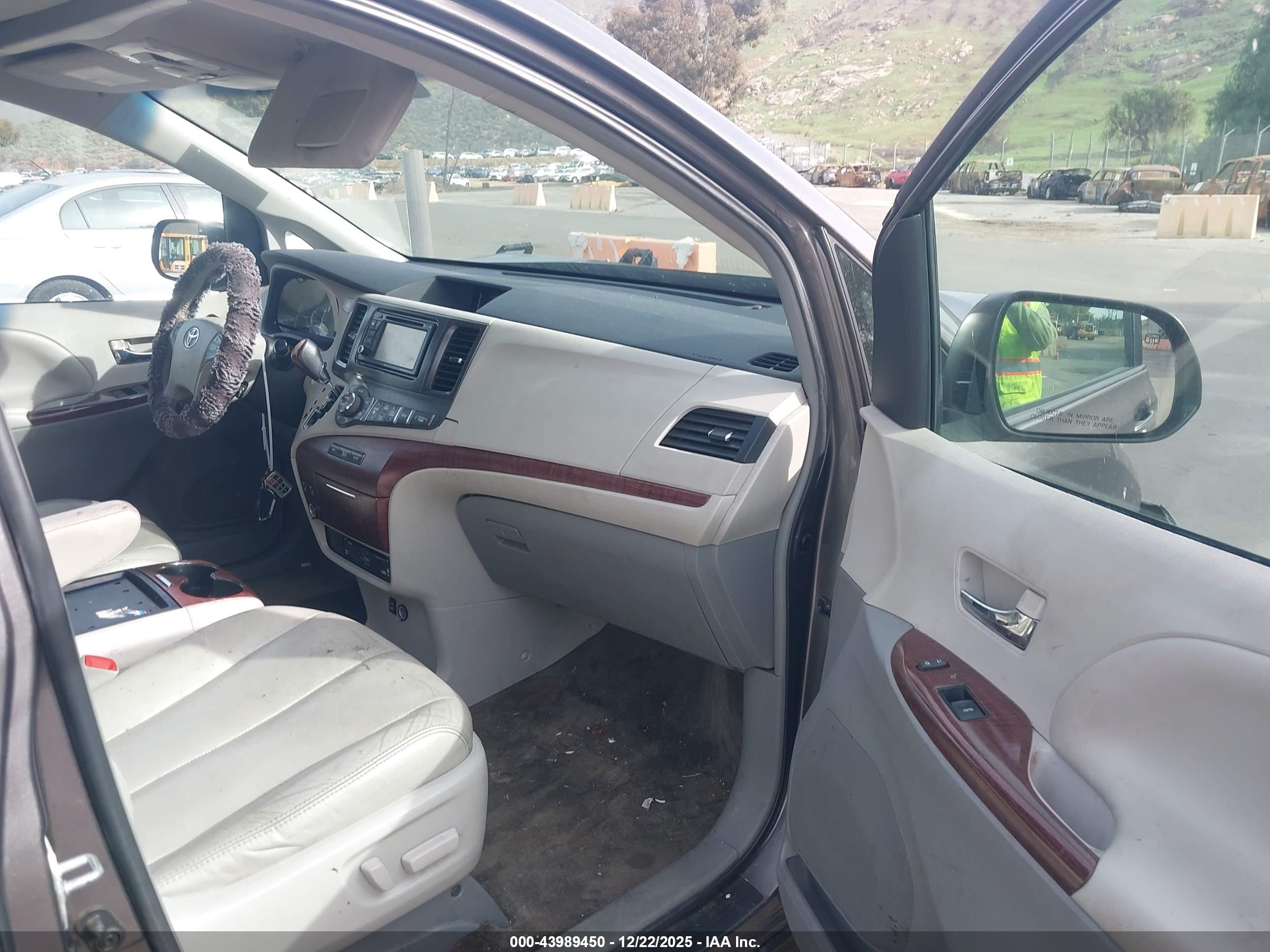 TOYOTA SIENNA image 5