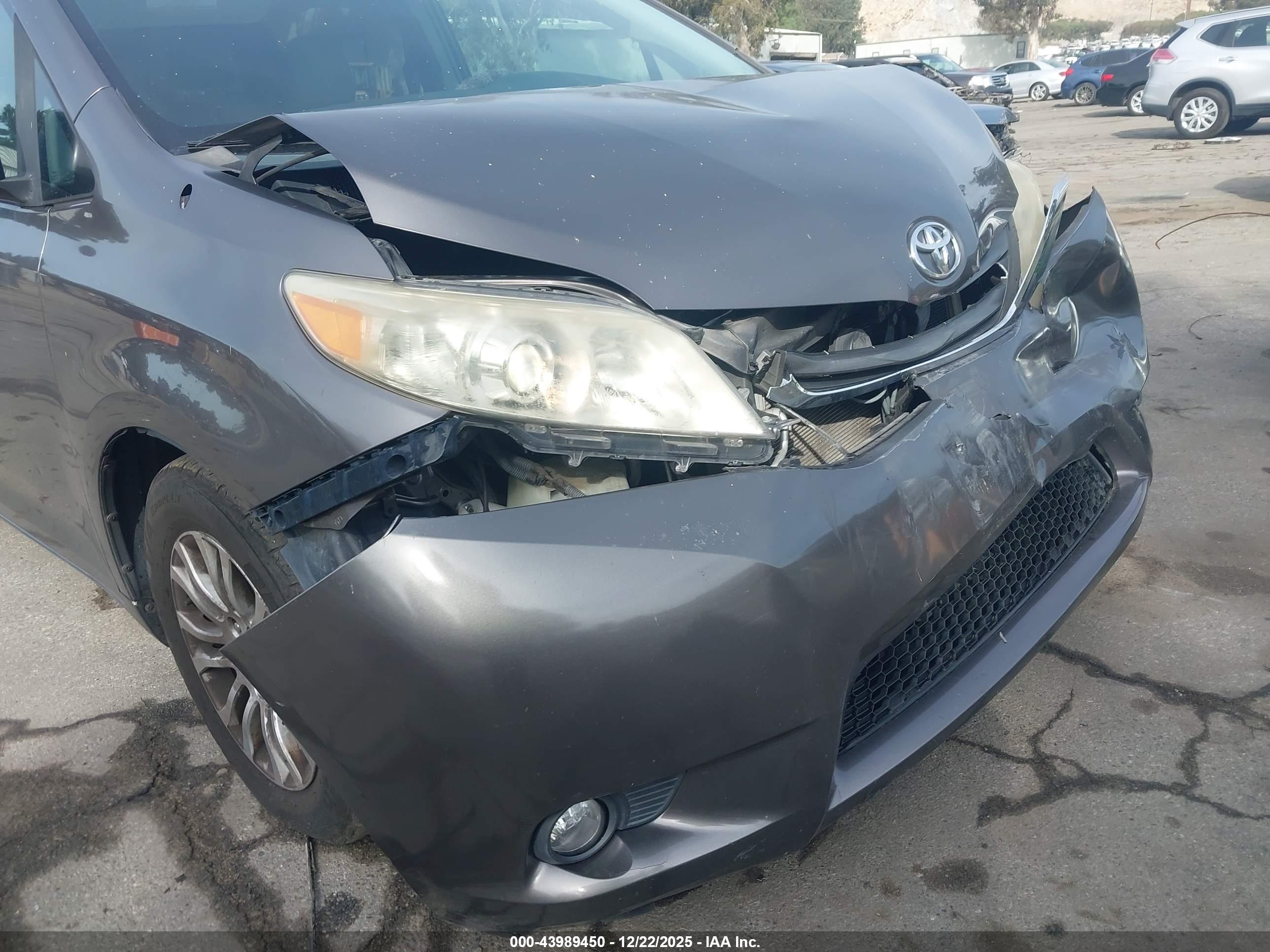 TOYOTA SIENNA image 6