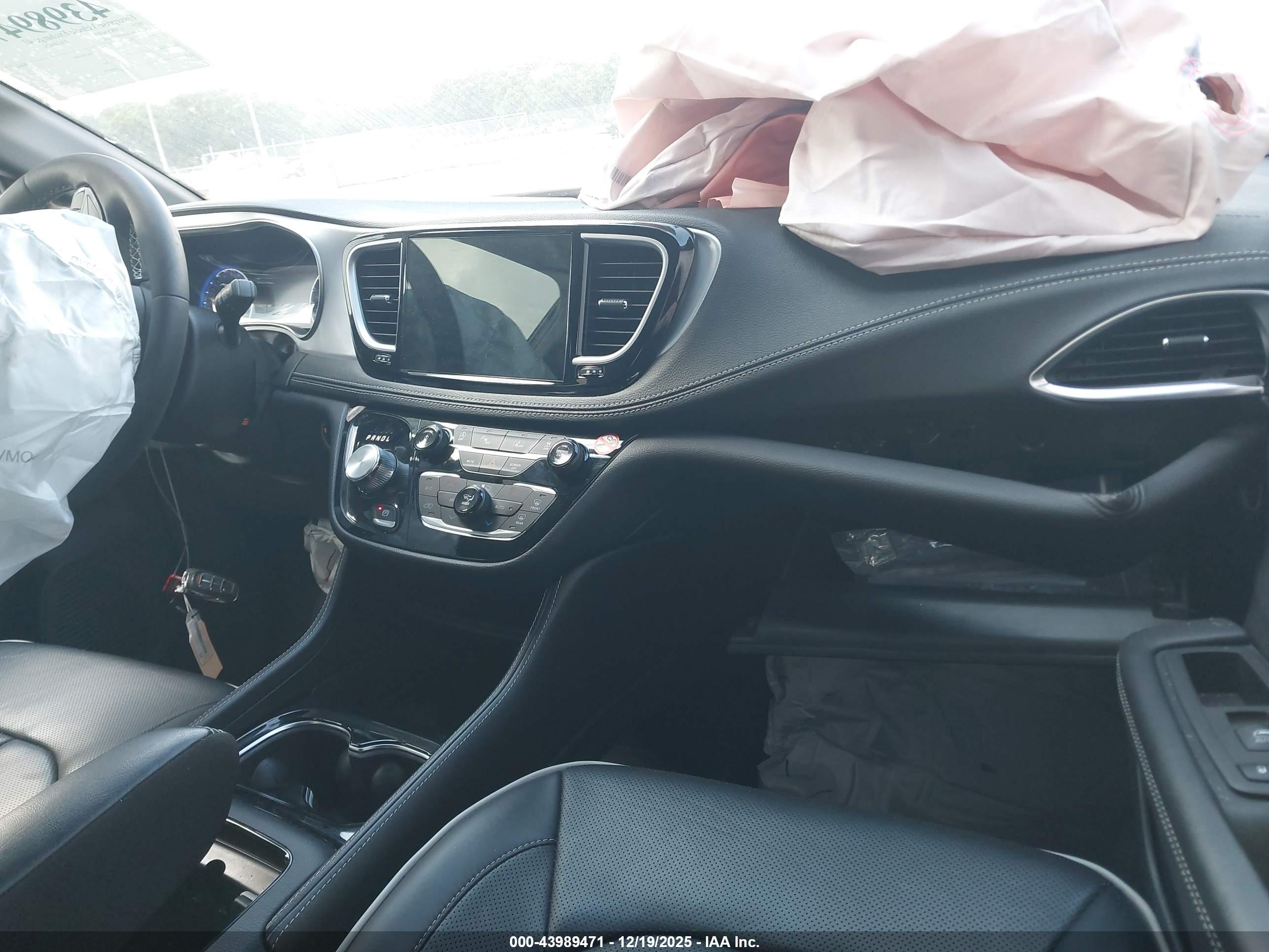 CHRYSLER PACIFICA image 5