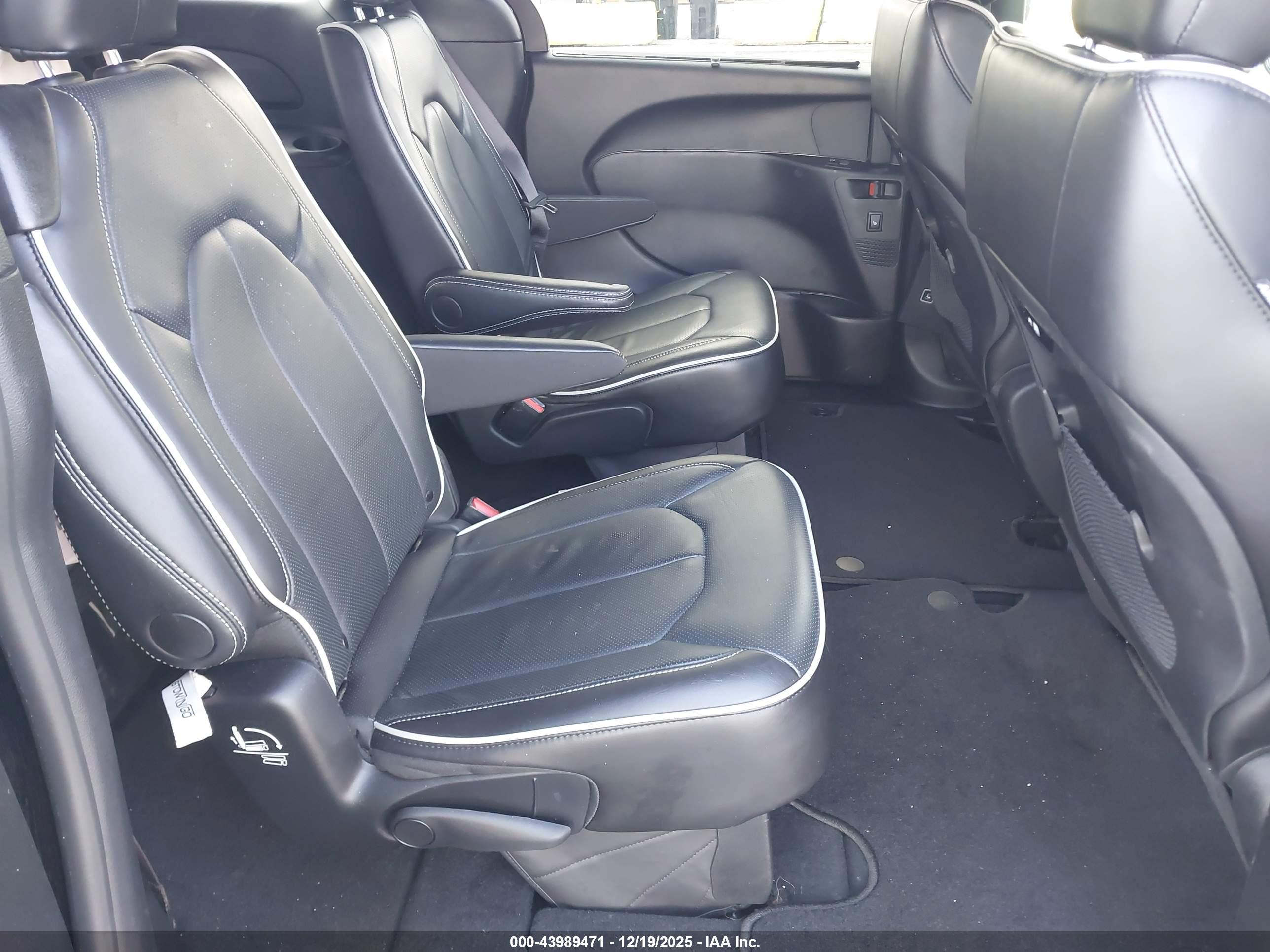 CHRYSLER PACIFICA image 8
