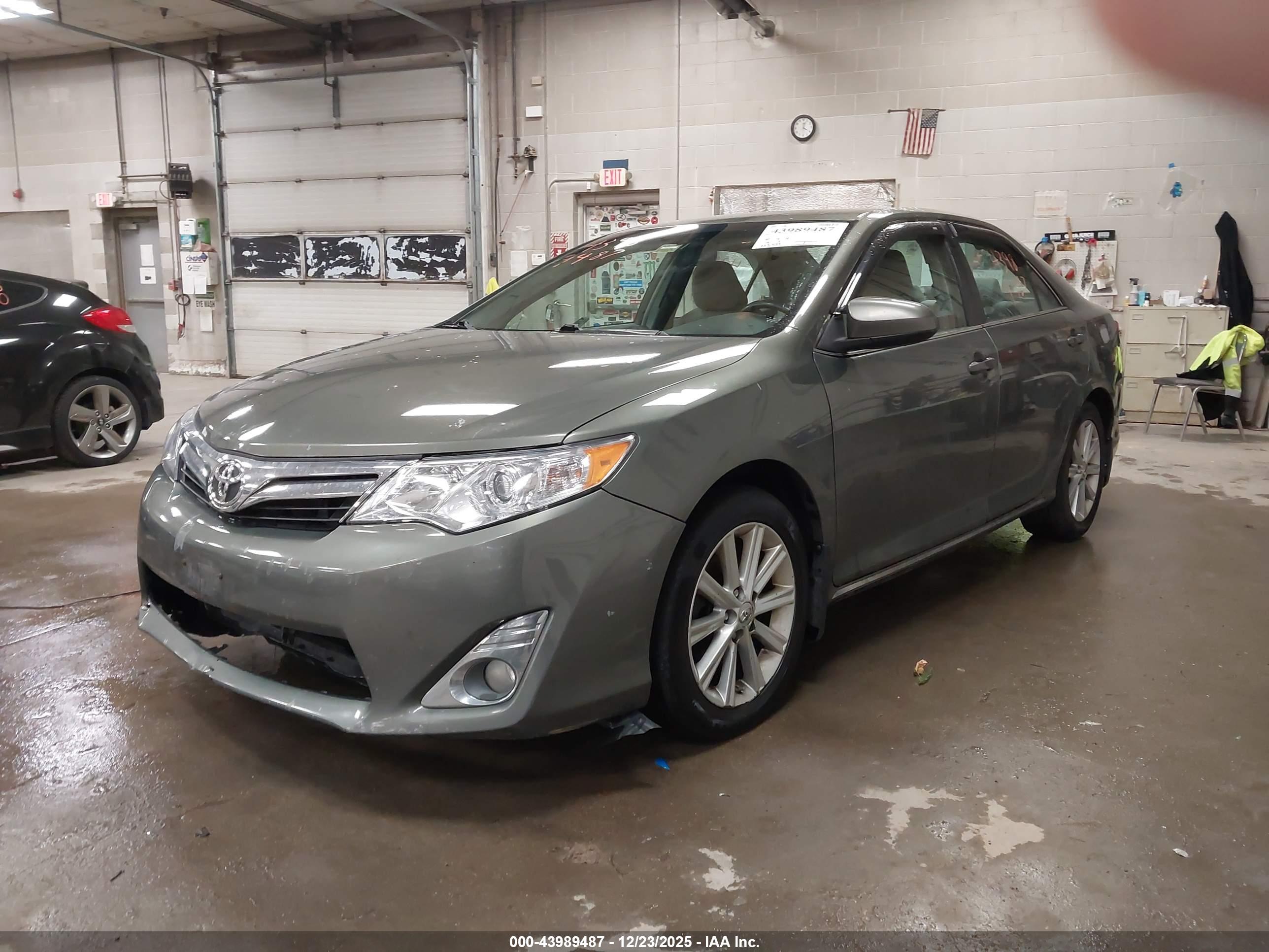 TOYOTA CAMRY image 2