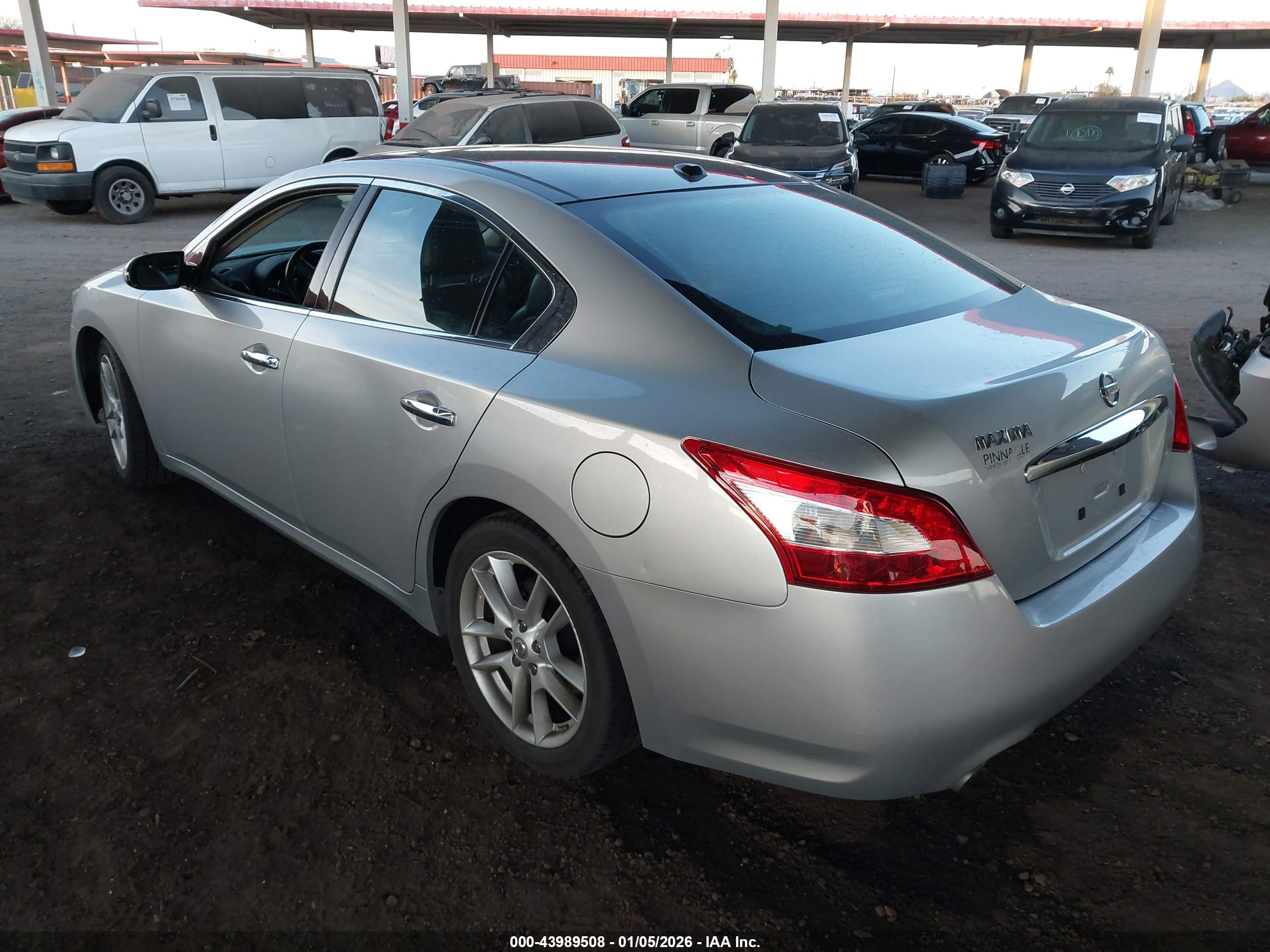 NISSAN MAXIMA image 3