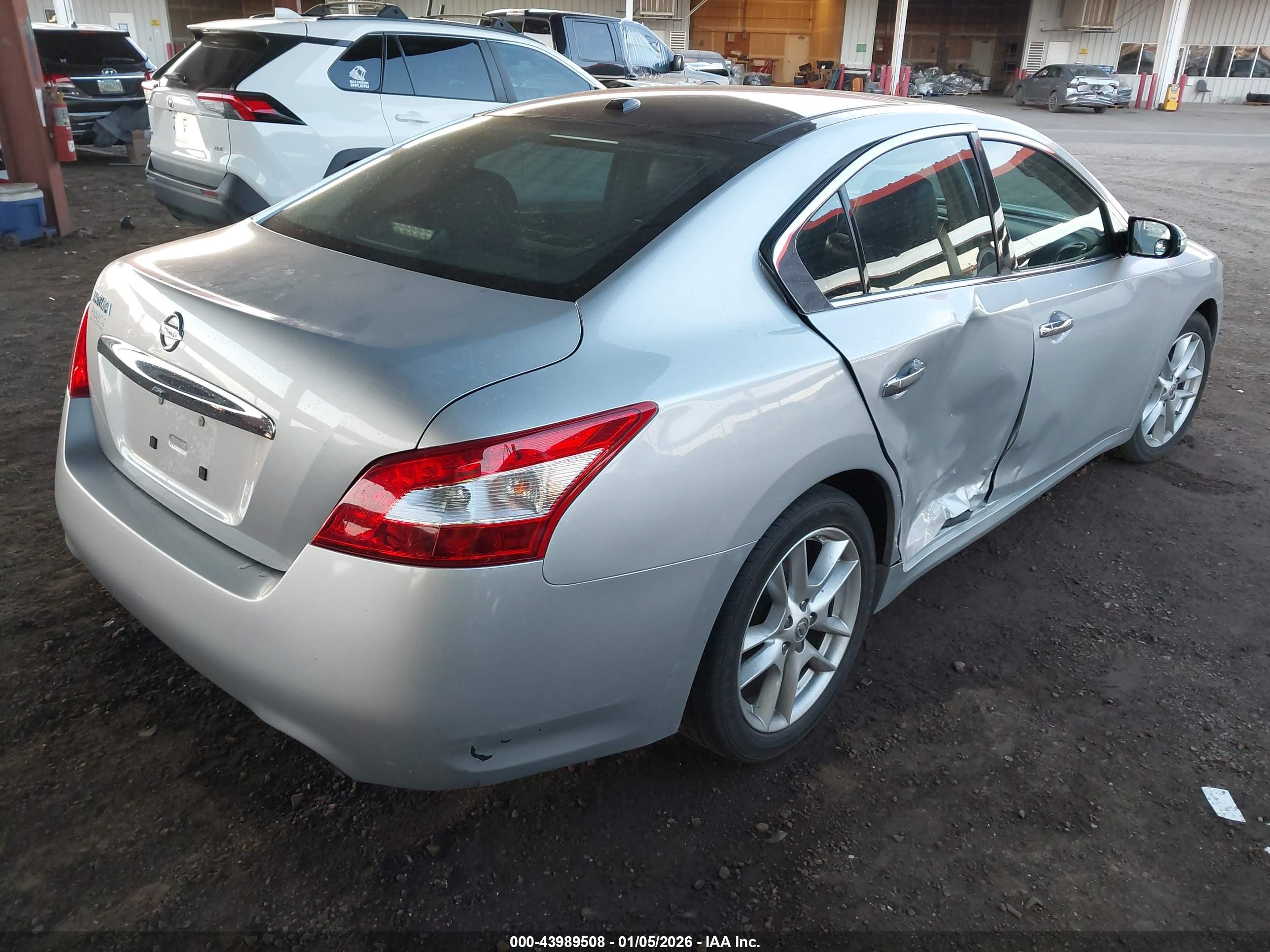 NISSAN MAXIMA image 4