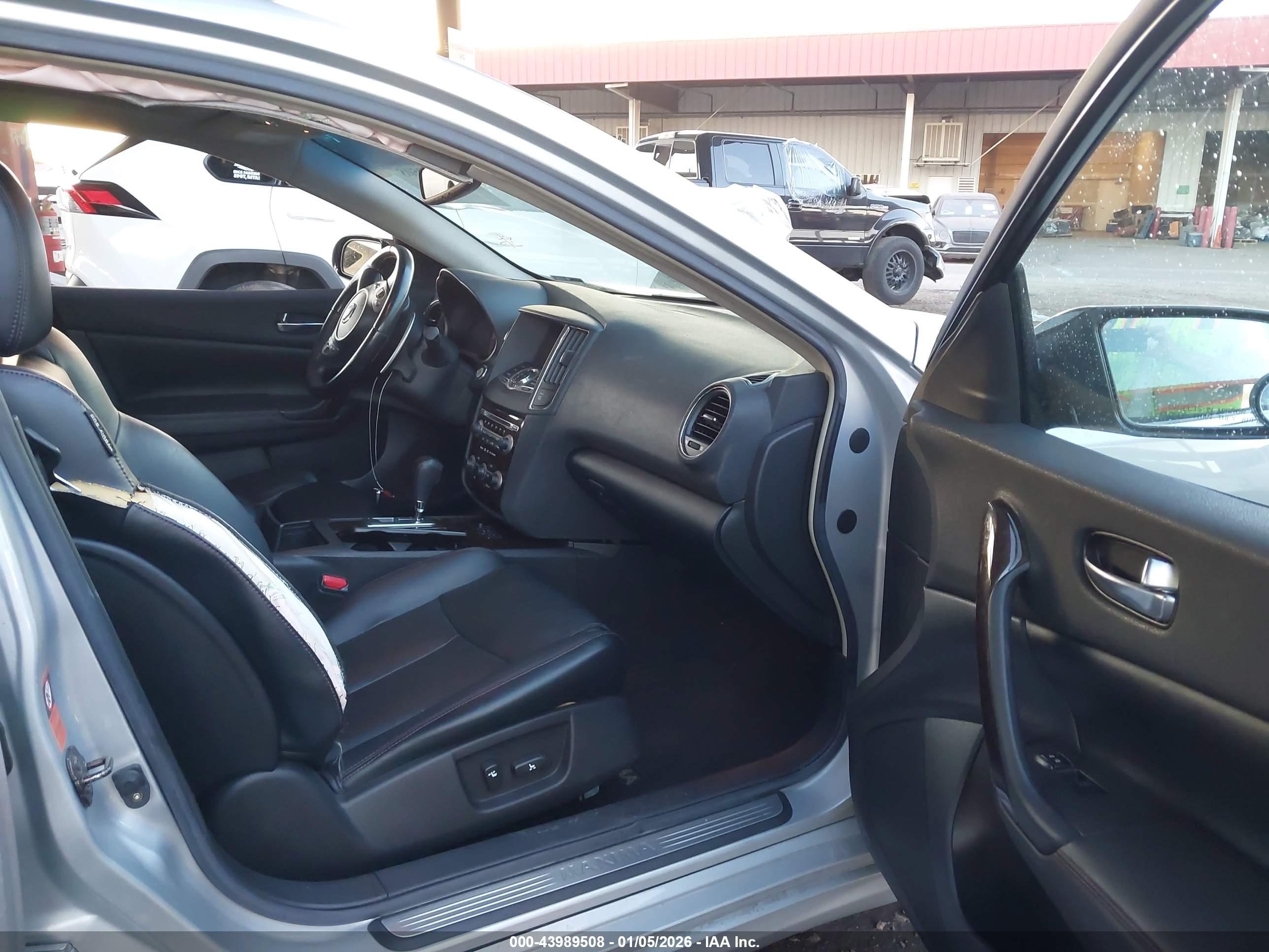 NISSAN MAXIMA image 5