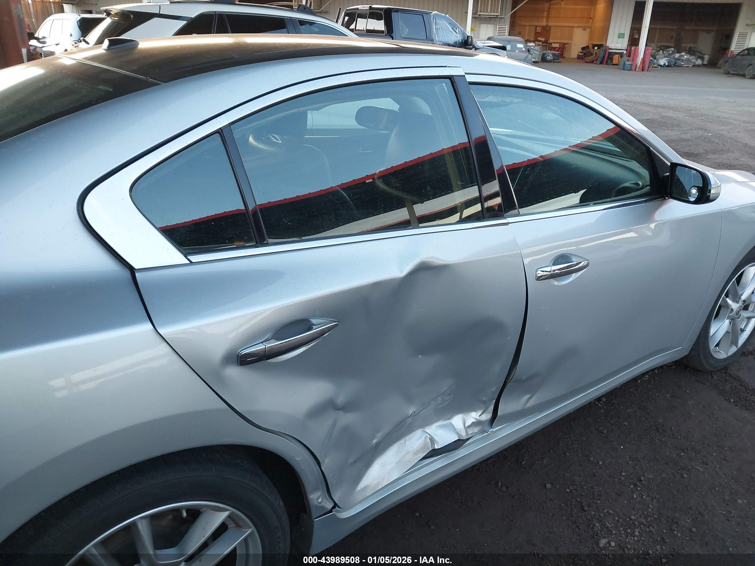 NISSAN MAXIMA image 6