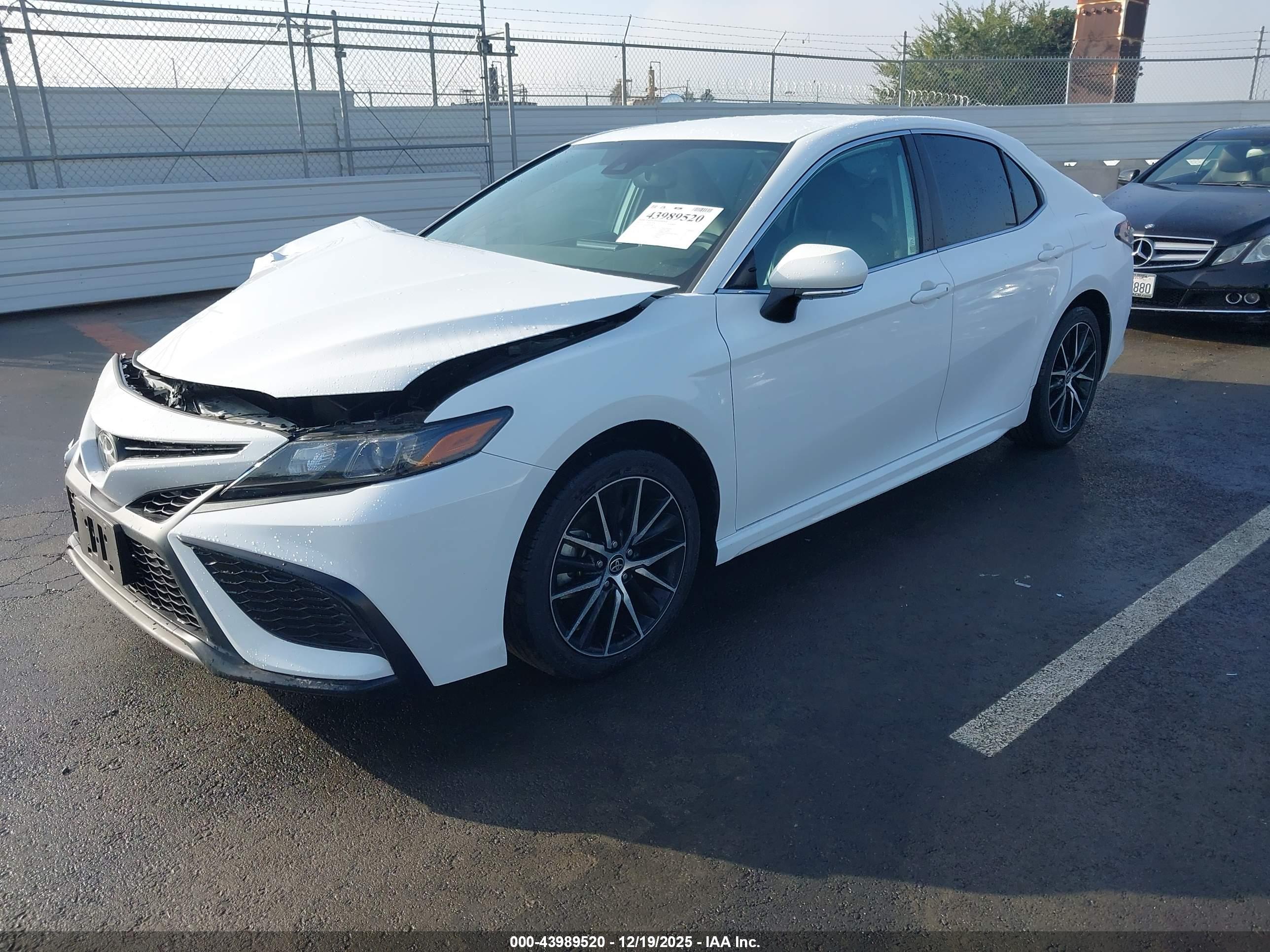 TOYOTA CAMRY image 2