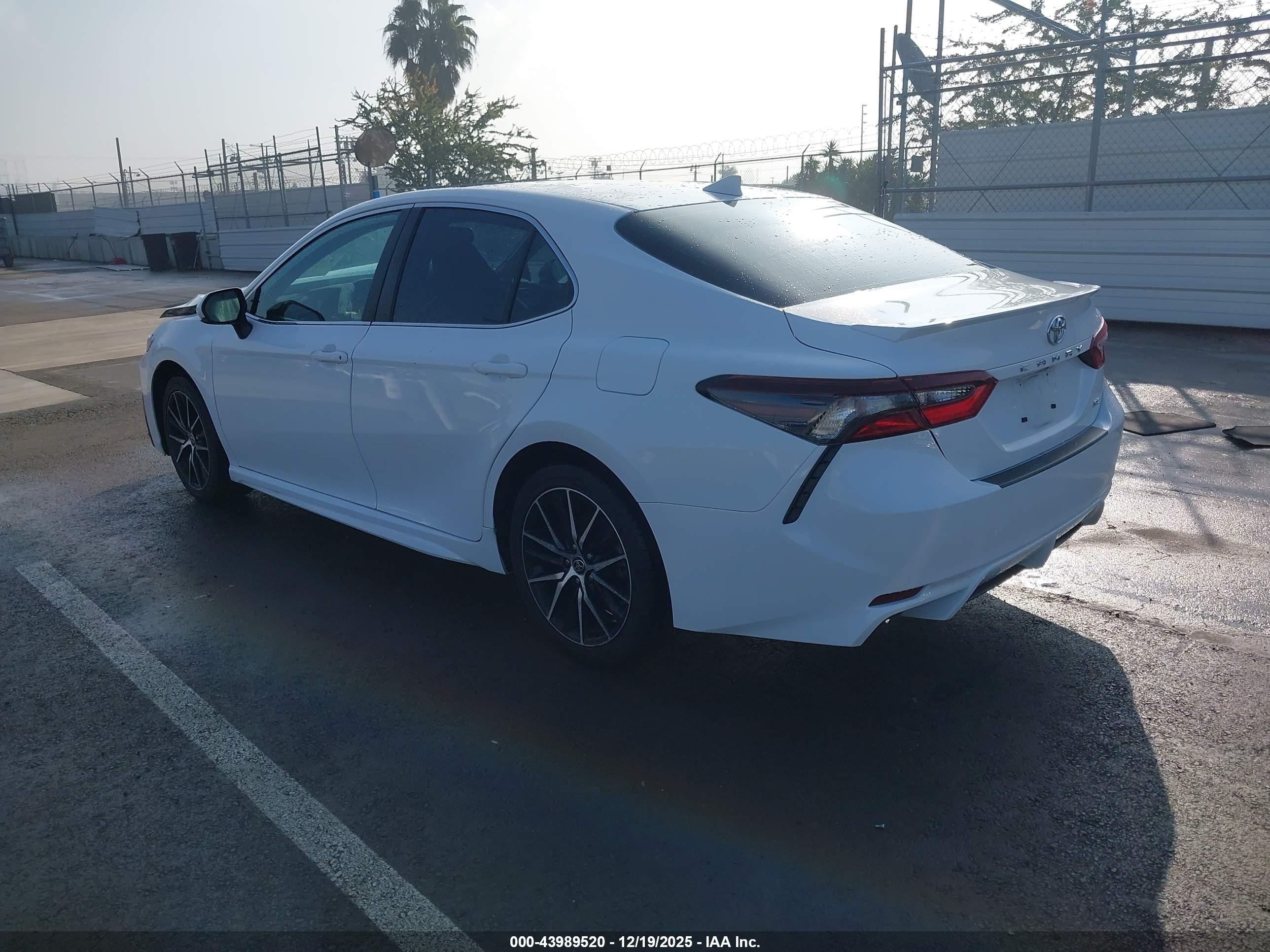 TOYOTA CAMRY image 3