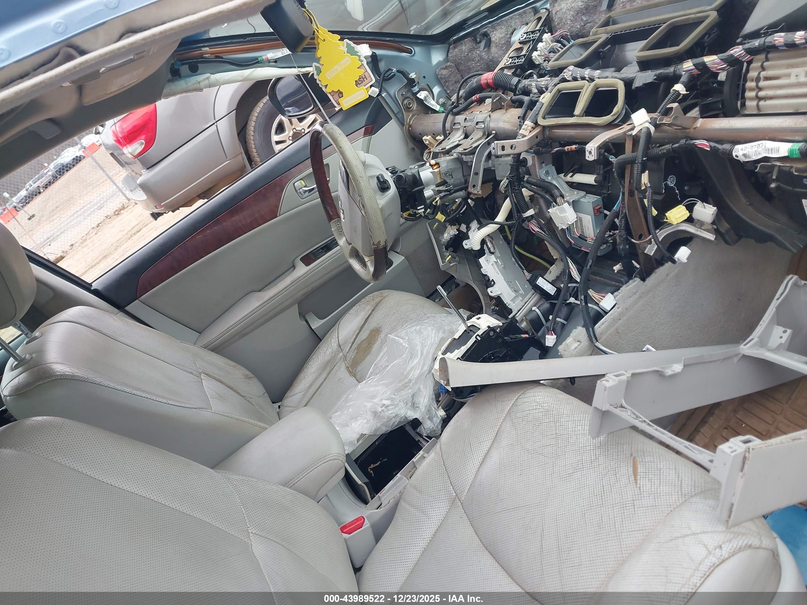 TOYOTA AVALON image 5