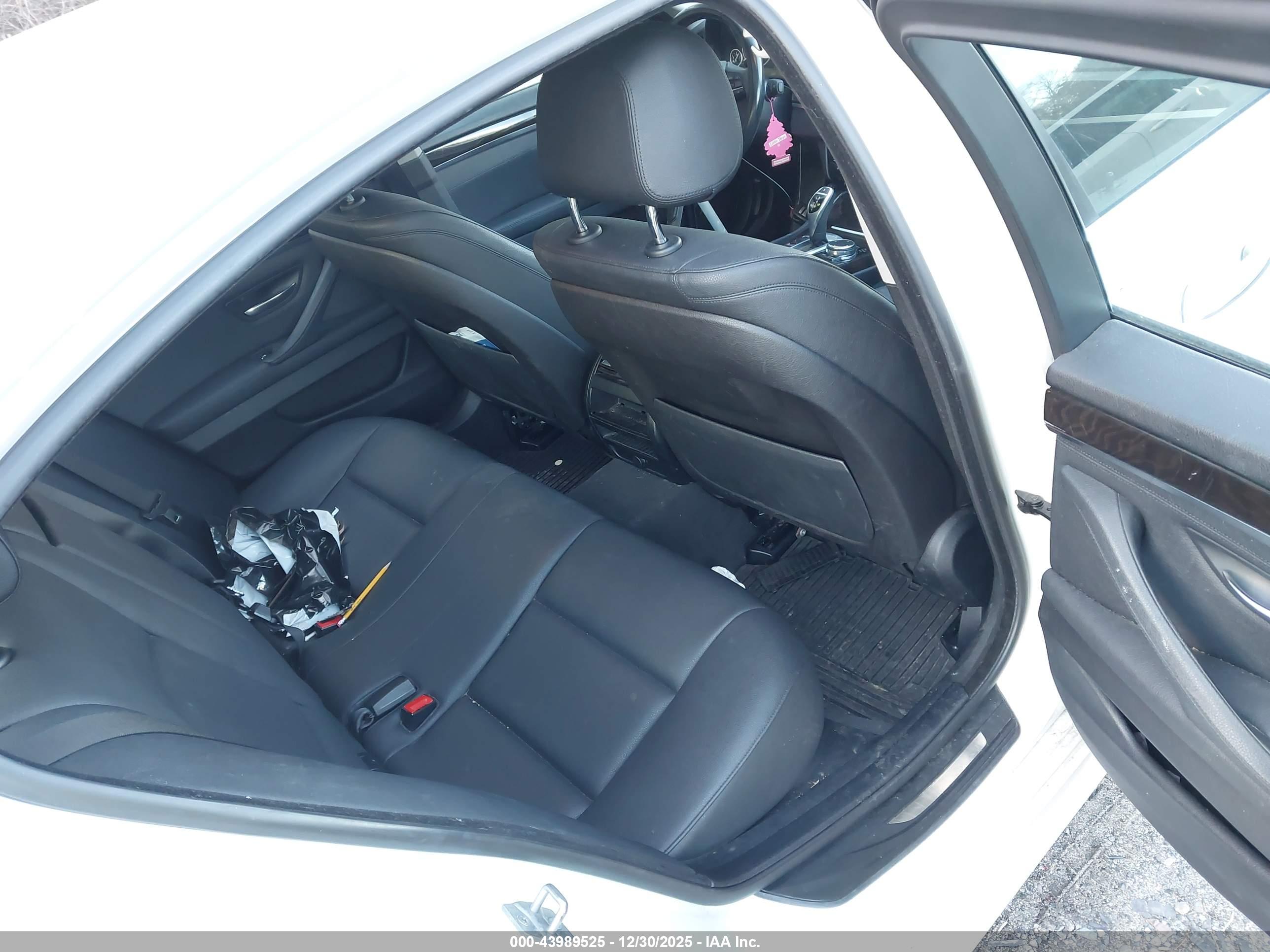 BMW 528I image 8