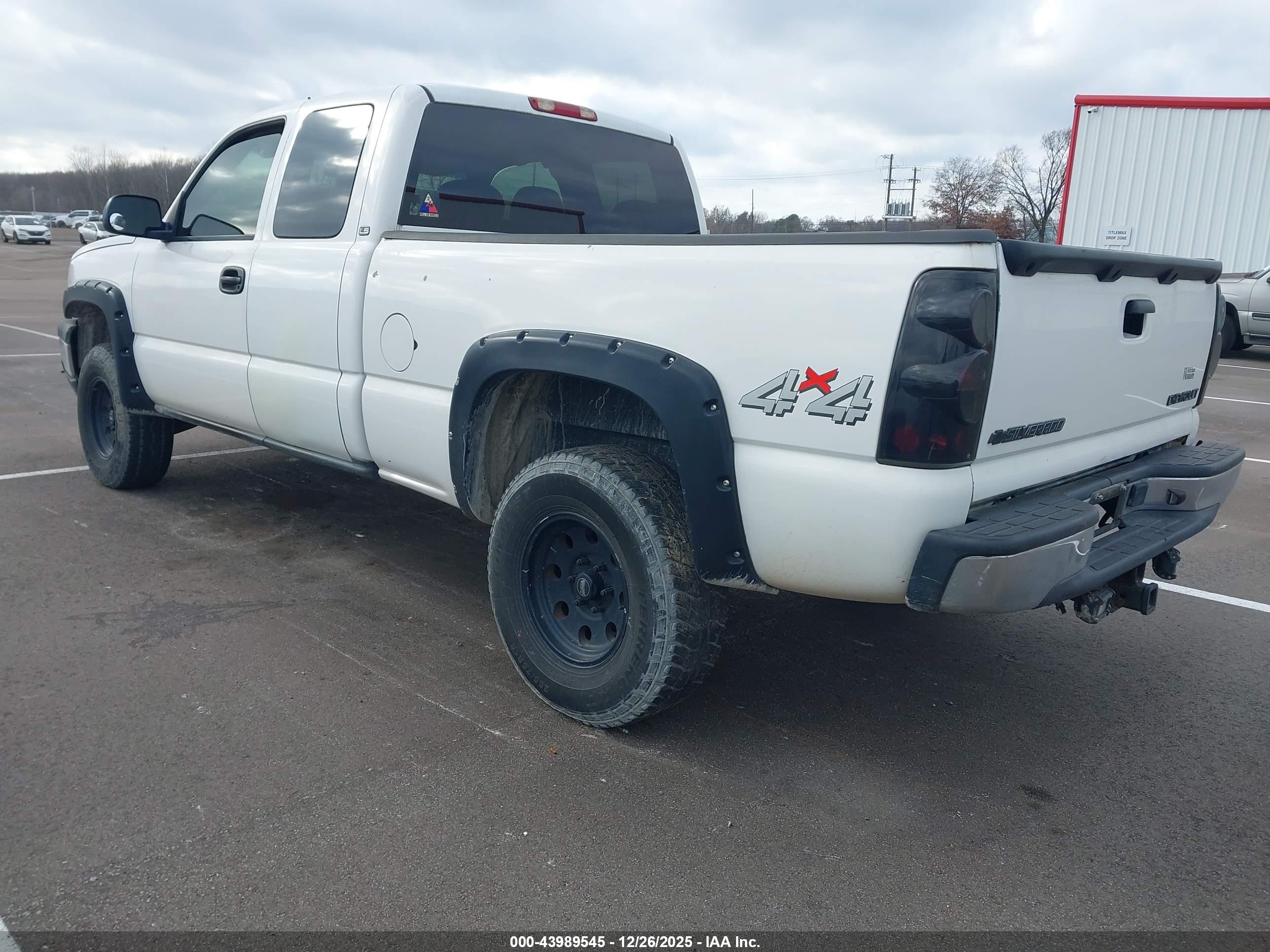 CHEVROLET SILVERADO image 3