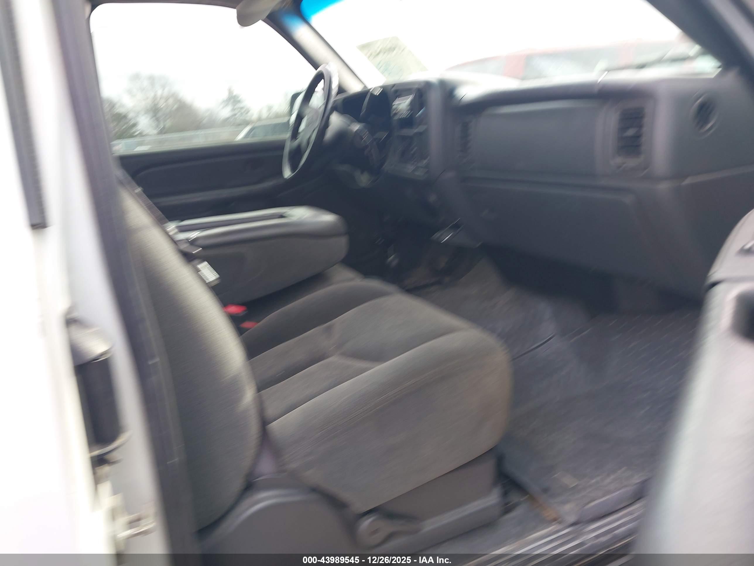 CHEVROLET SILVERADO image 5