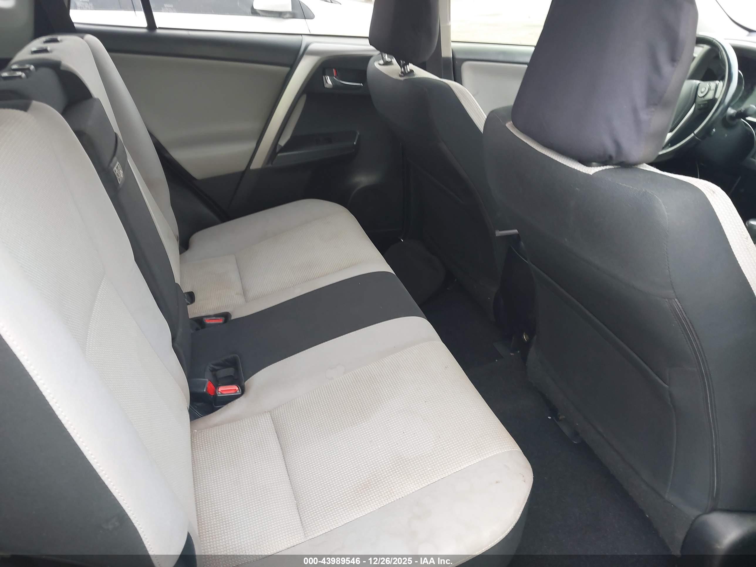 TOYOTA RAV4 image 8