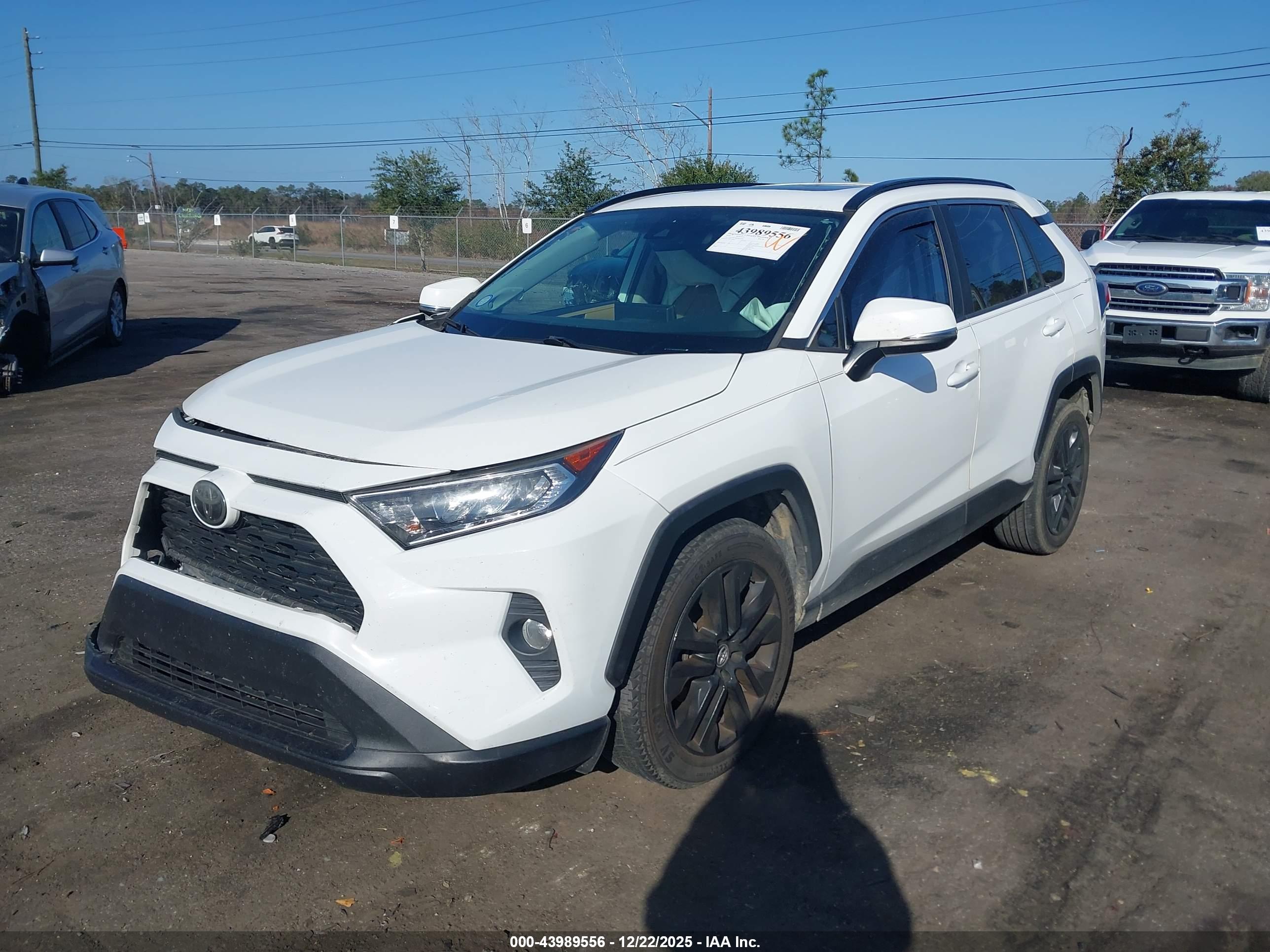 TOYOTA RAV4 image 2