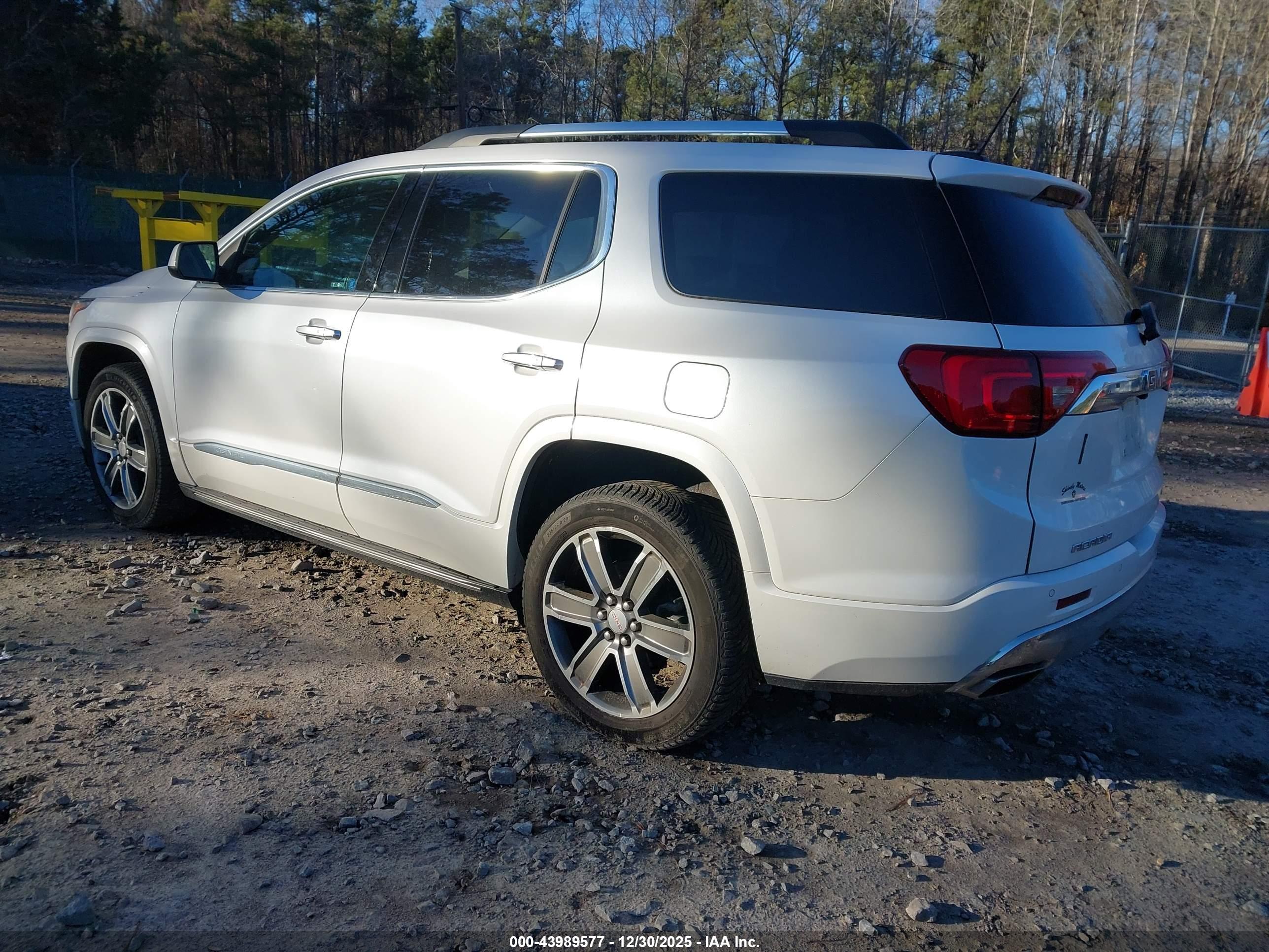 GMC ACADIA image 3