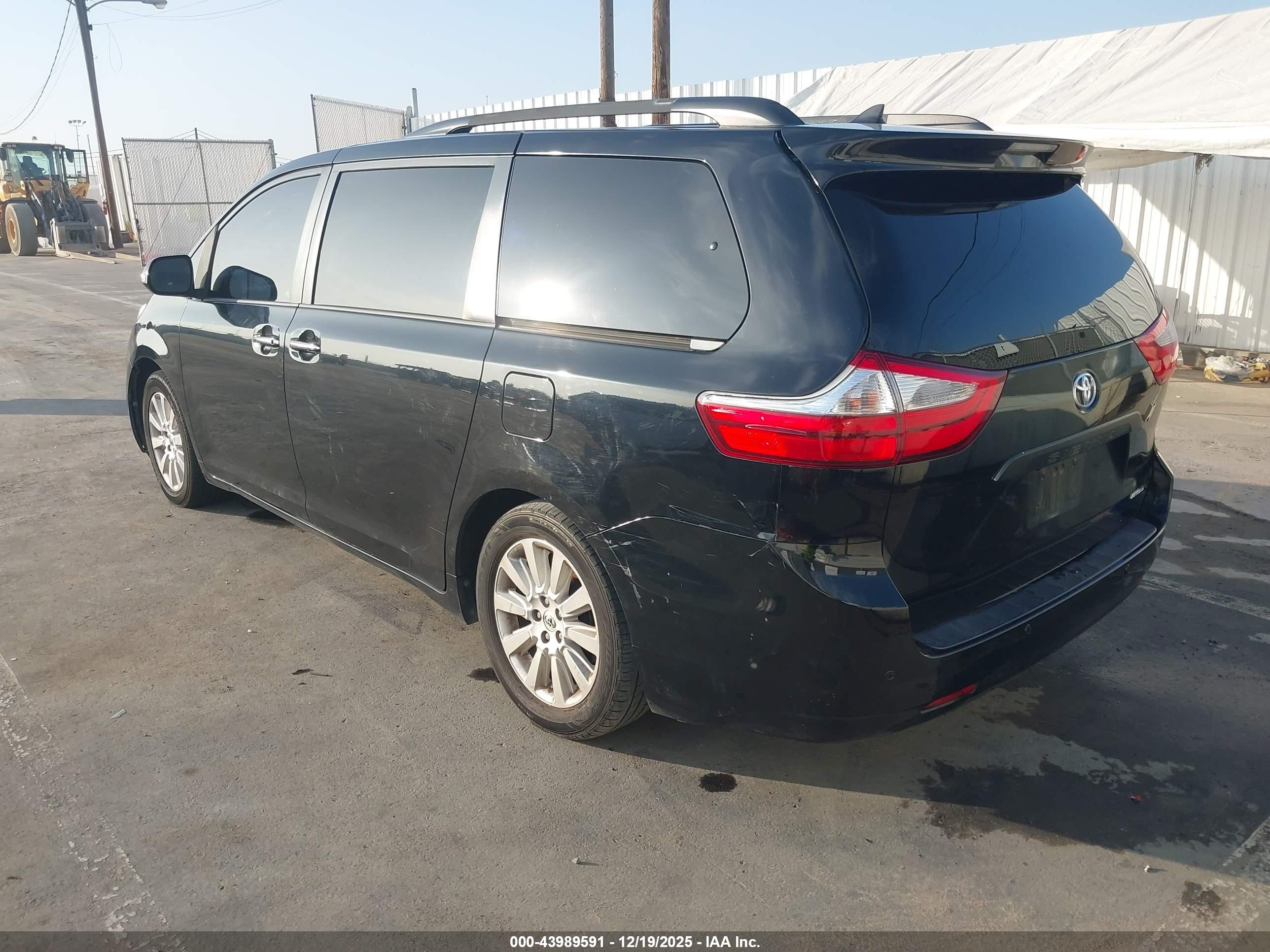TOYOTA SIENNA image 3
