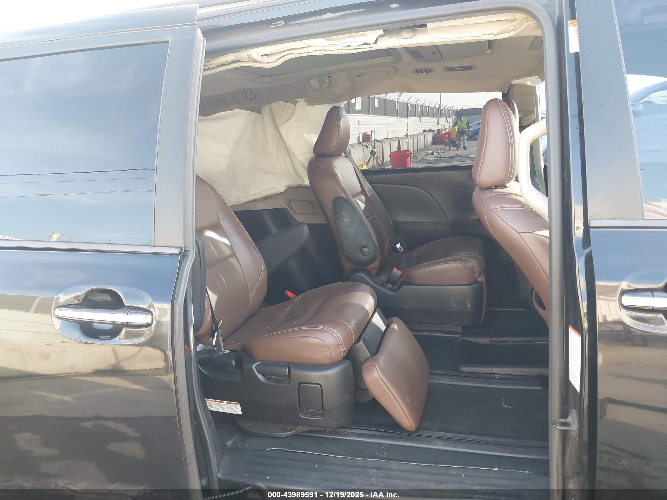 TOYOTA SIENNA image 8