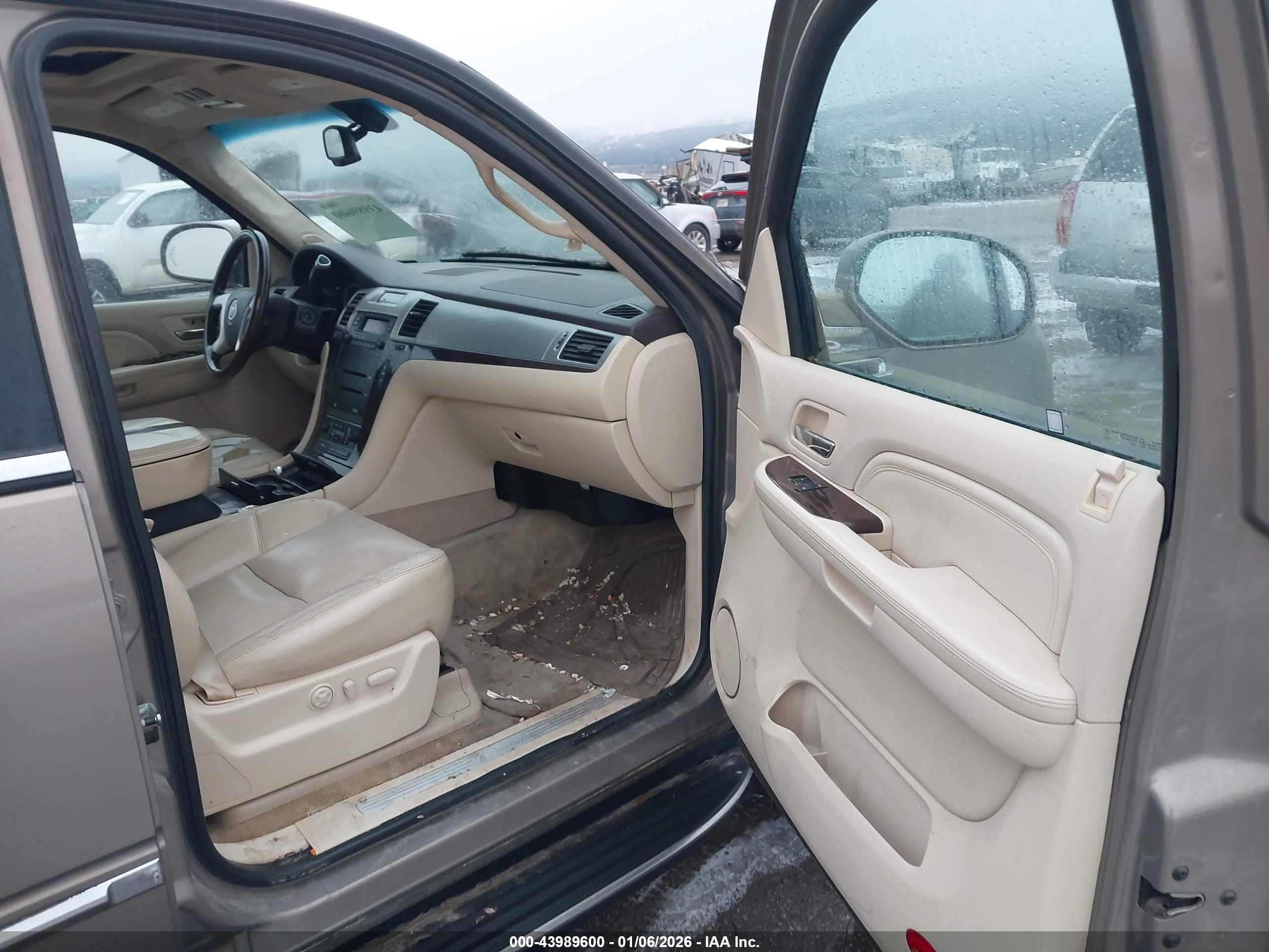 CADILLAC ESCALADE image 5