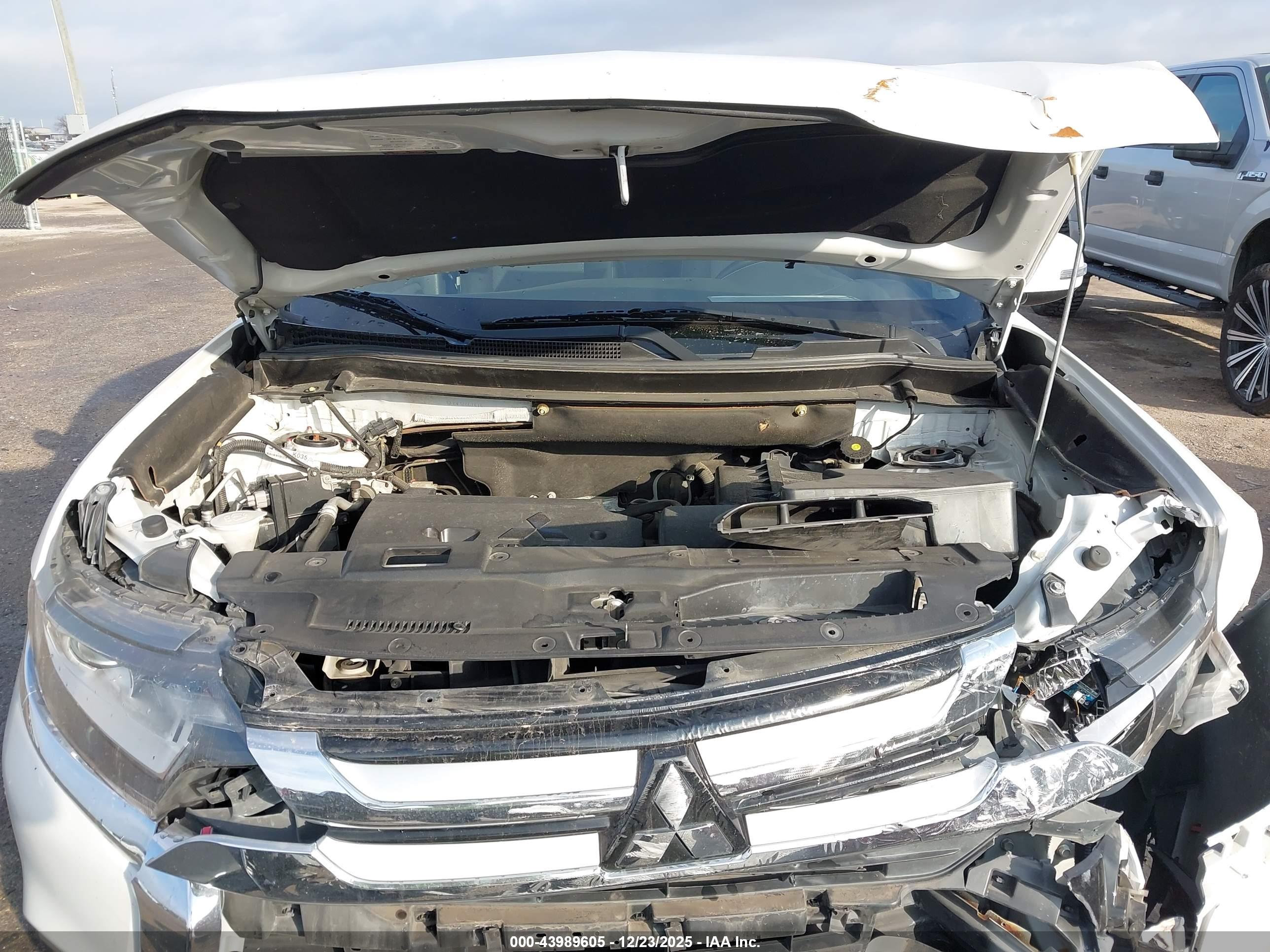 MITSUBISHI OUTLANDER image 10