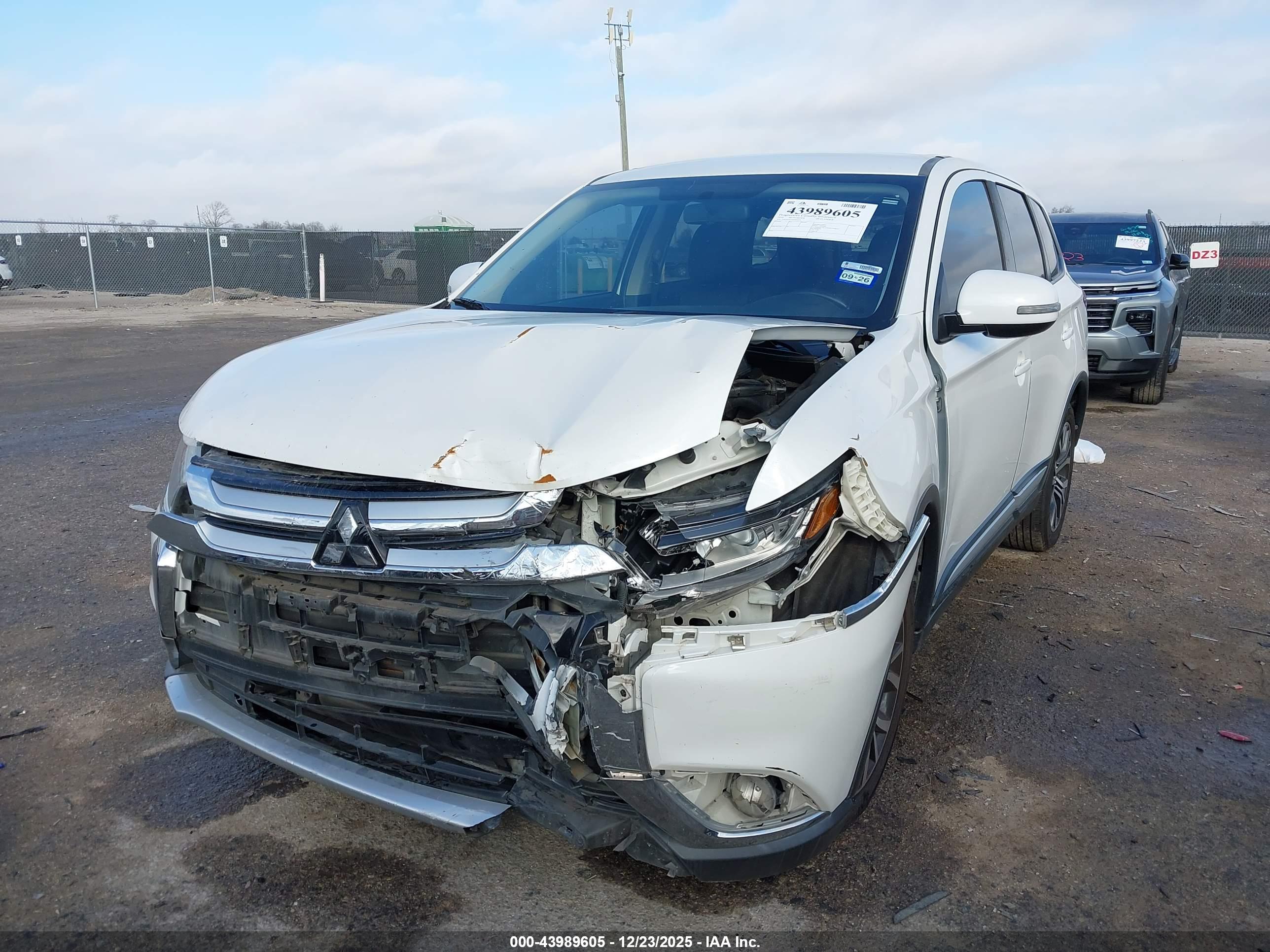 MITSUBISHI OUTLANDER image 2