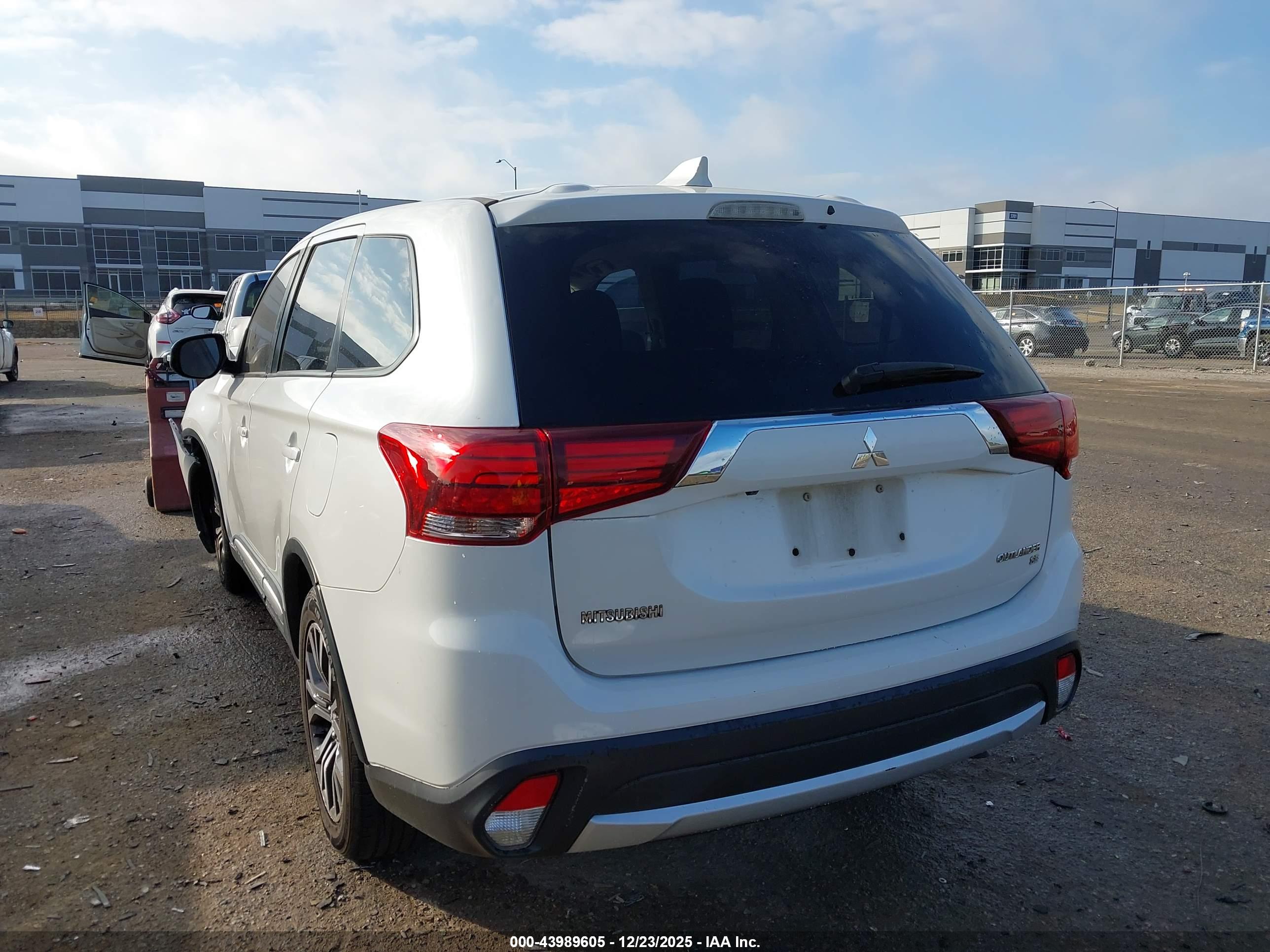 MITSUBISHI OUTLANDER image 3