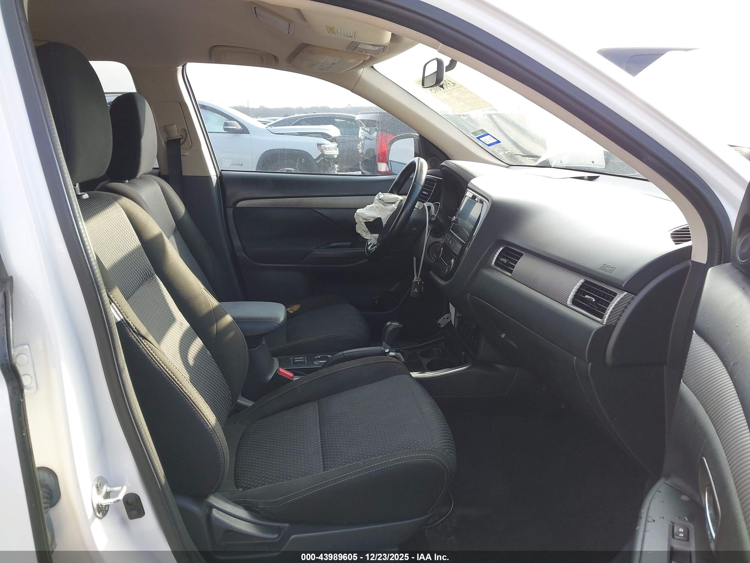 MITSUBISHI OUTLANDER image 5