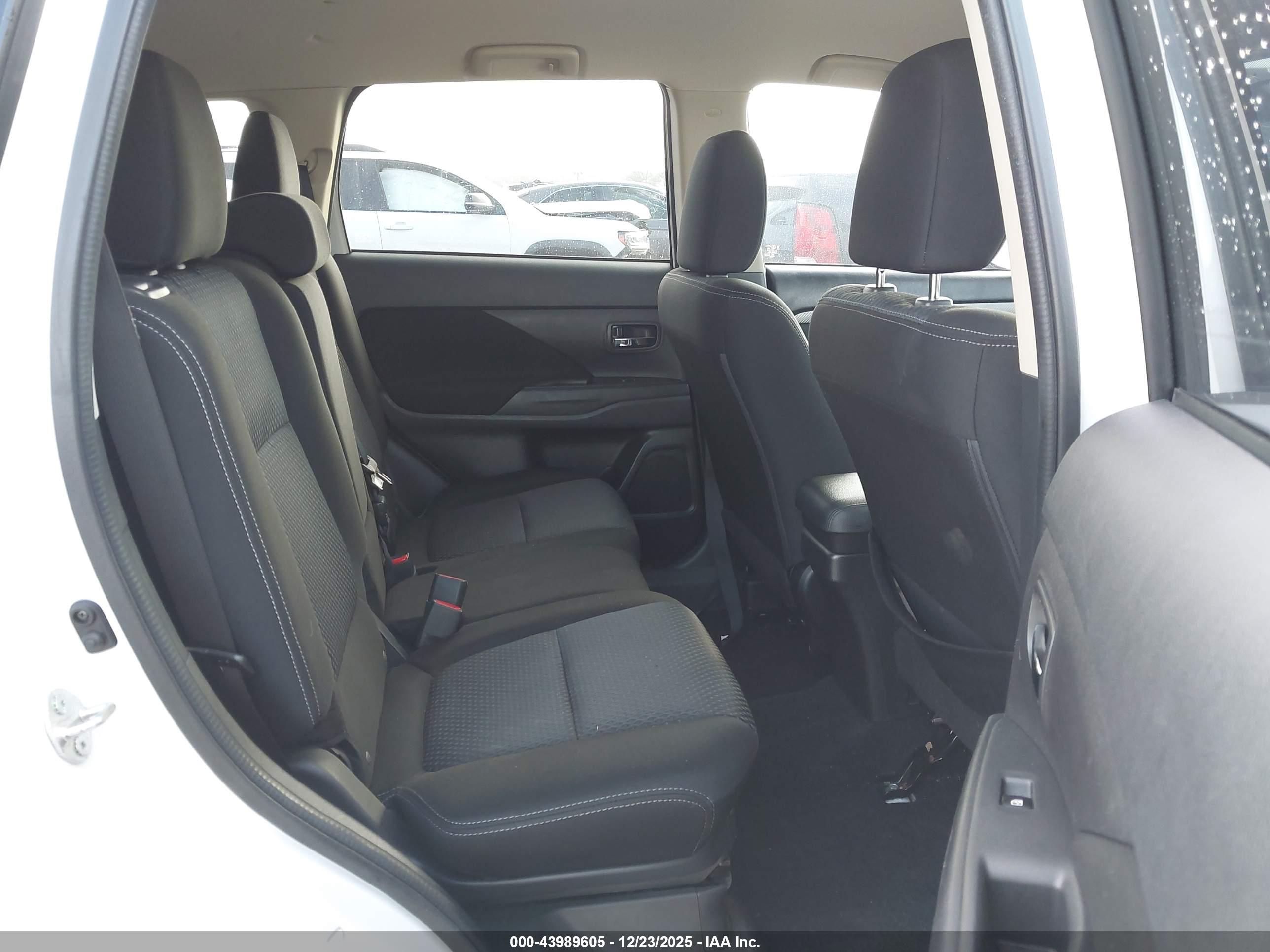 MITSUBISHI OUTLANDER image 8