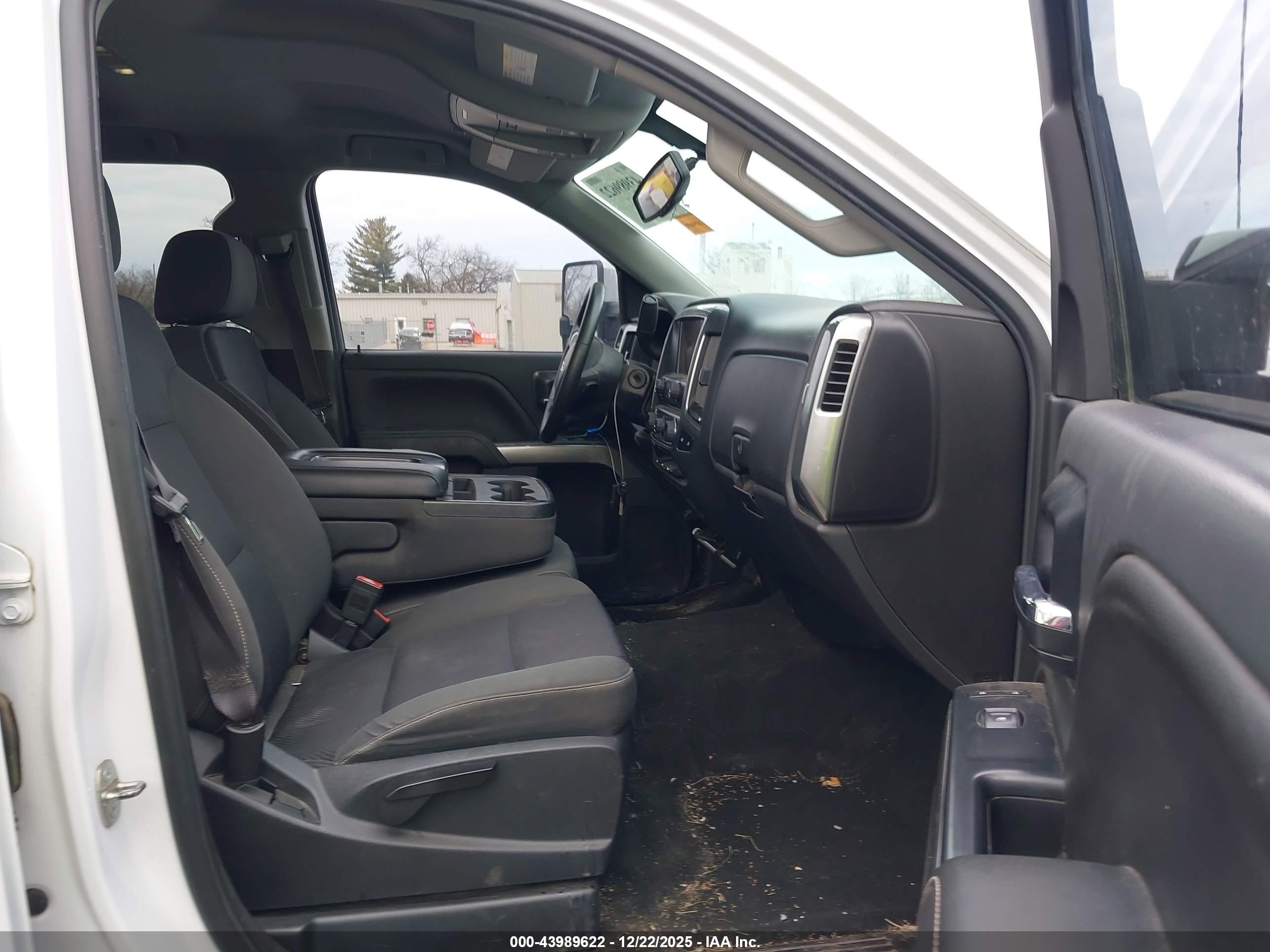 CHEVROLET SILVERADO image 5