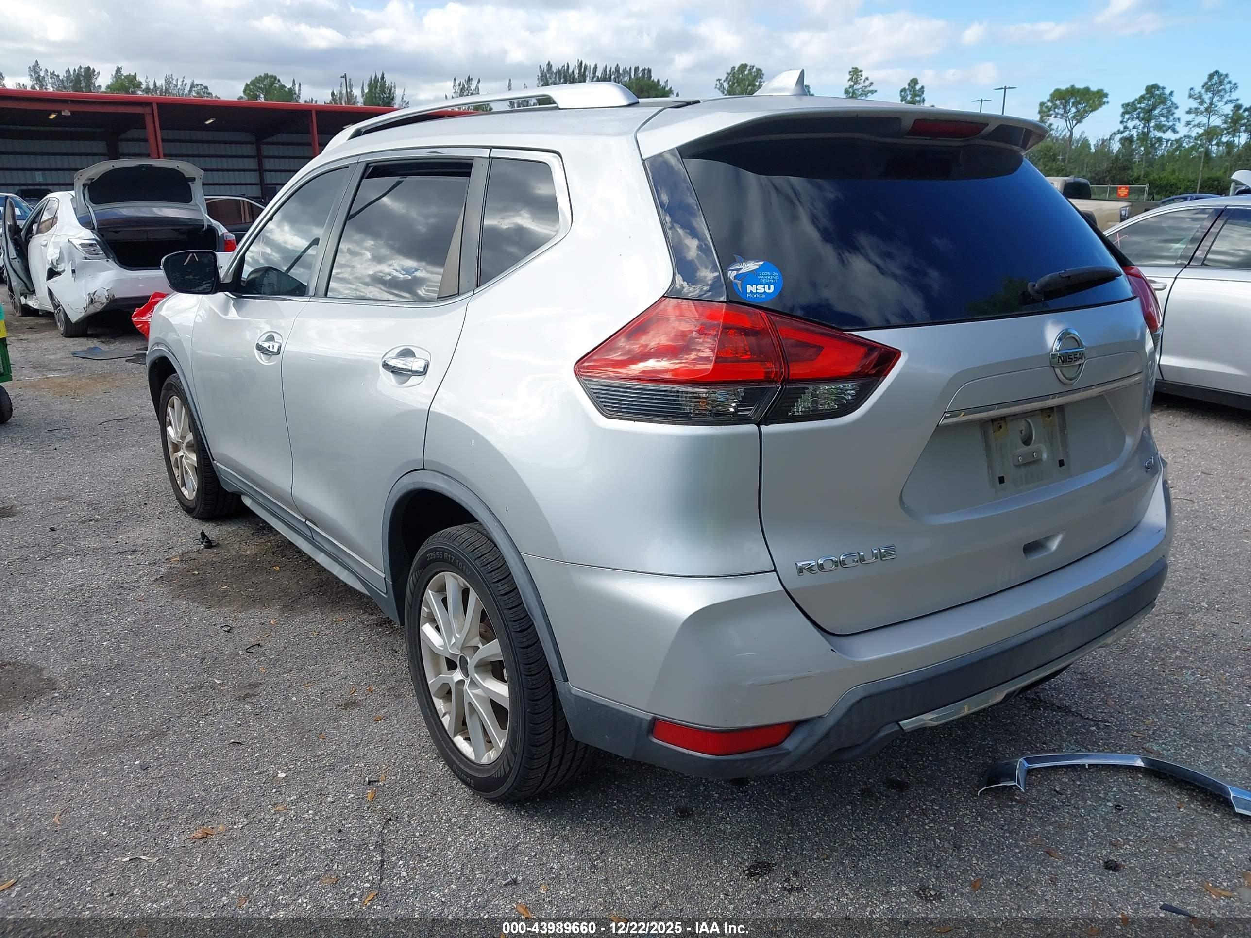 NISSAN ROGUE image 3