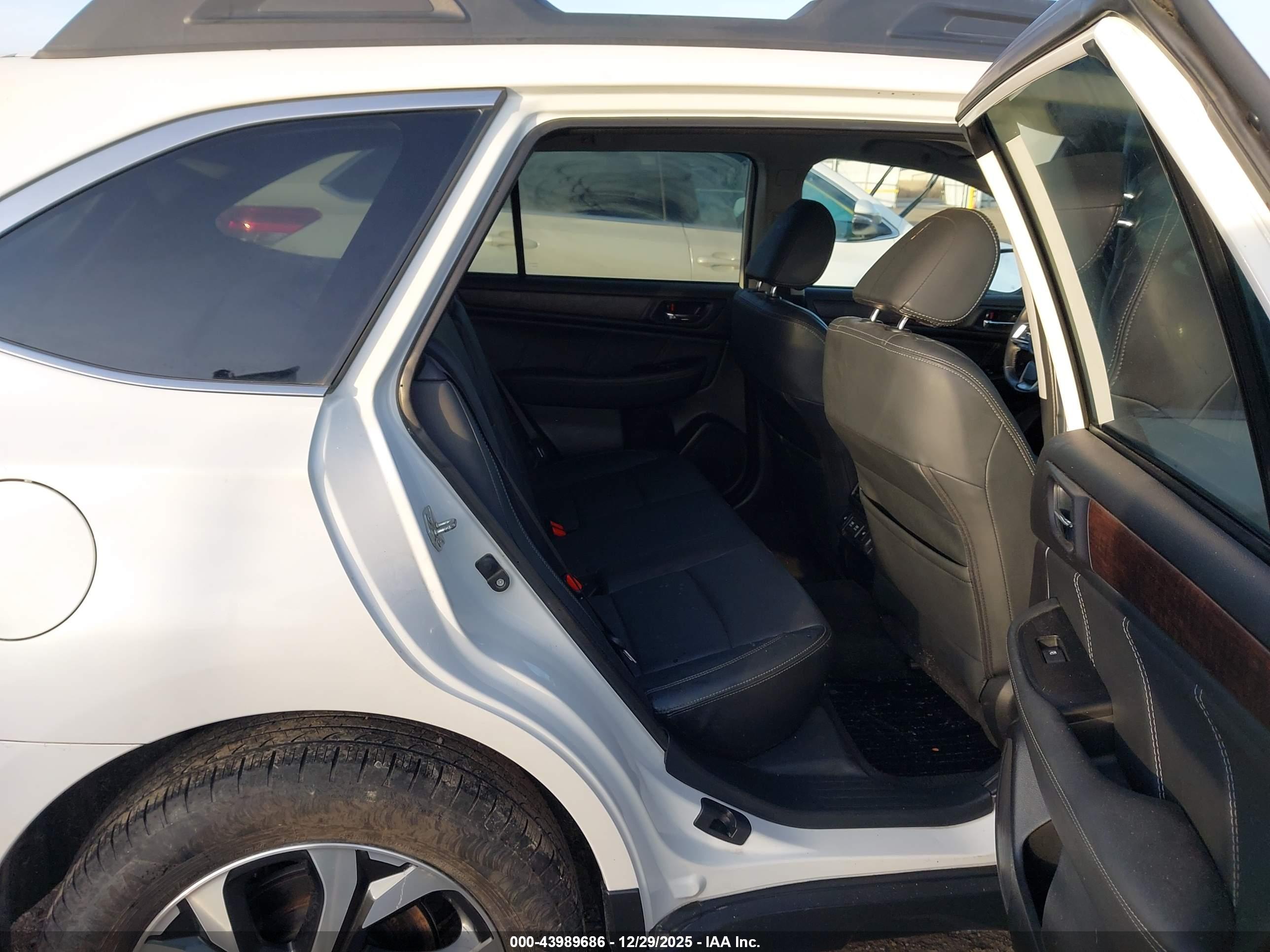 SUBARU OUTBACK image 8