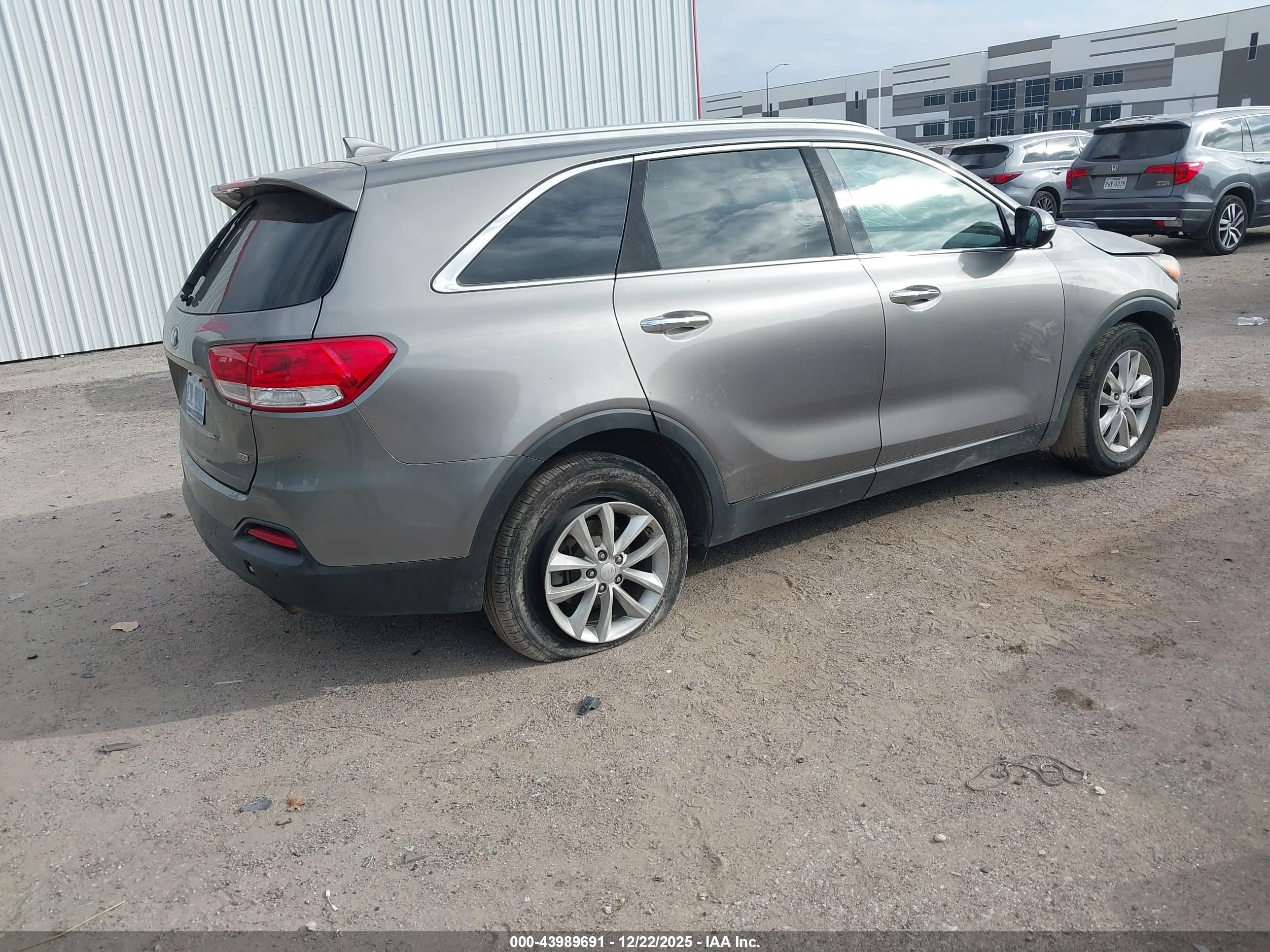 KIA SORENTO image 4