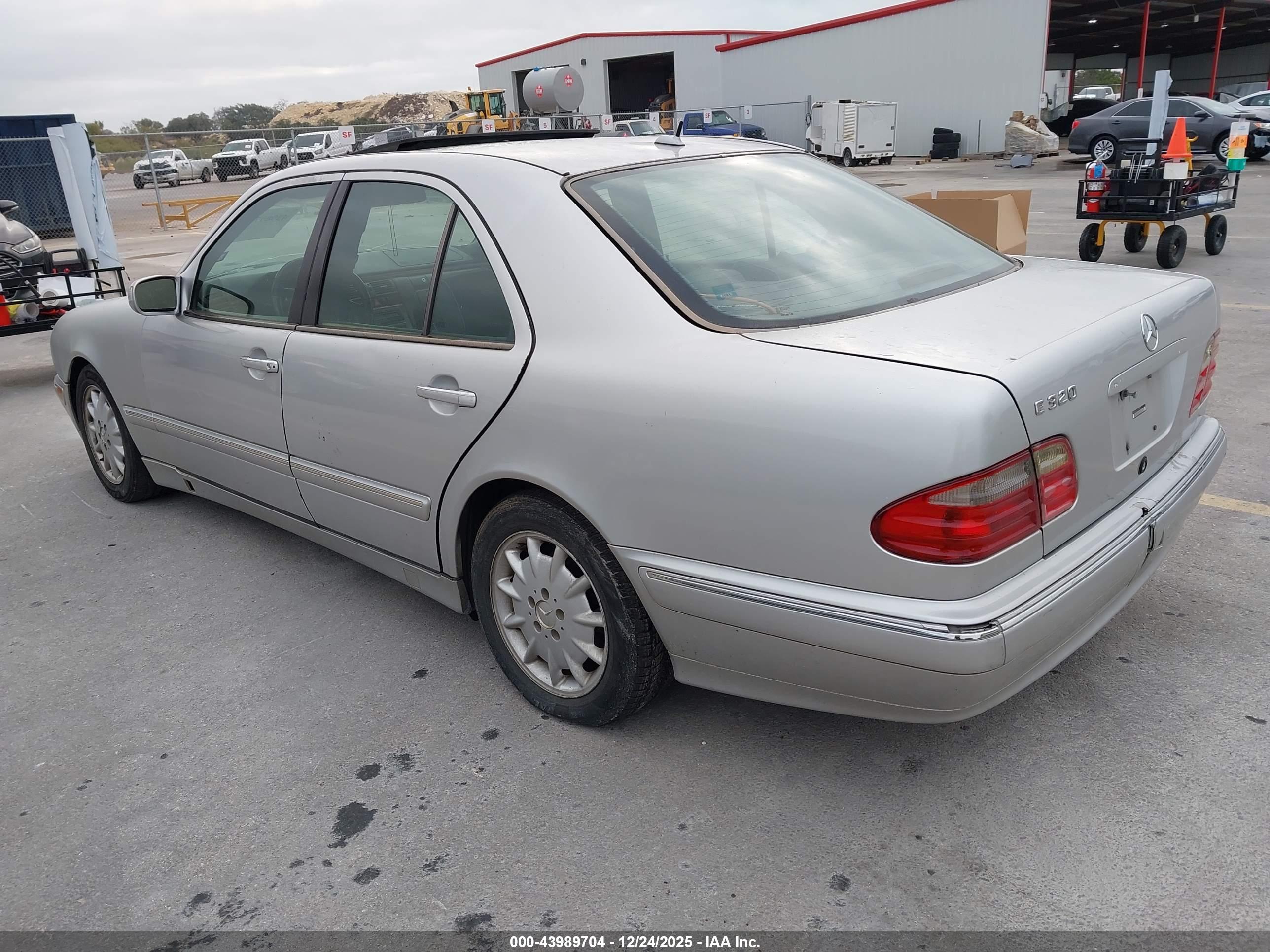 MERCEDES-BENZ E image 3