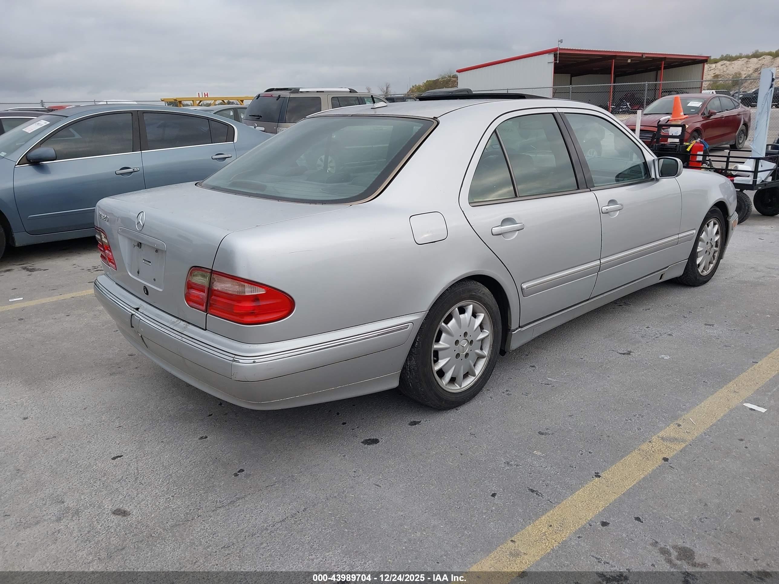 MERCEDES-BENZ E image 4