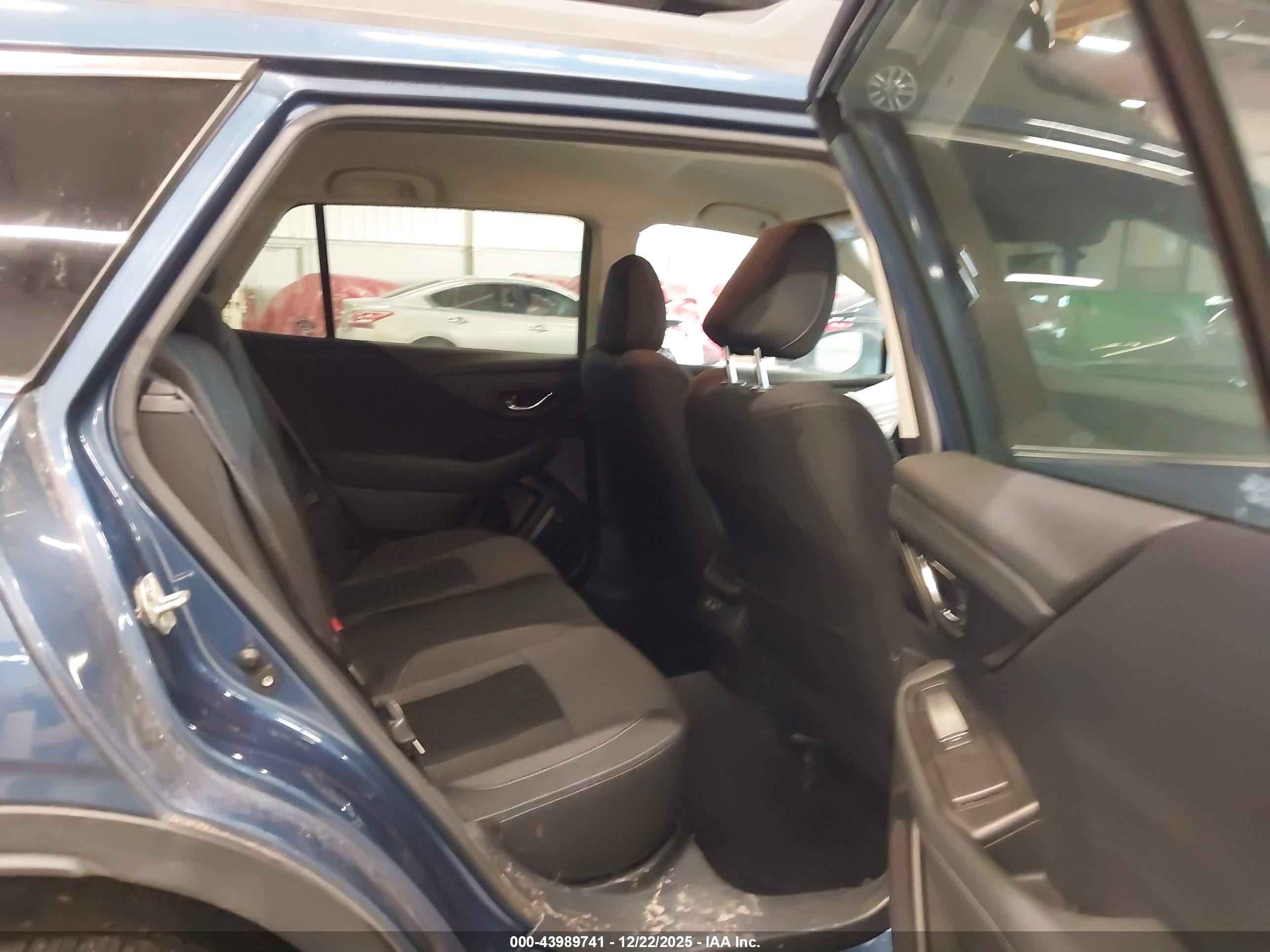 SUBARU OUTBACK image 8
