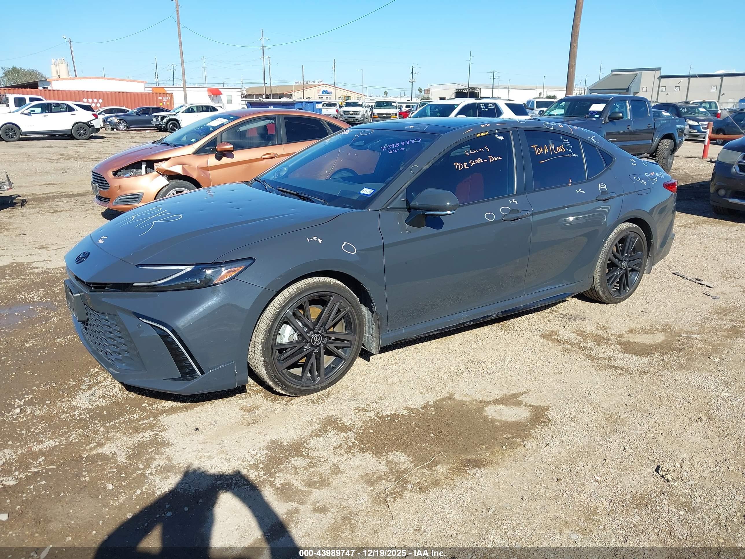 TOYOTA CAMRY image 2