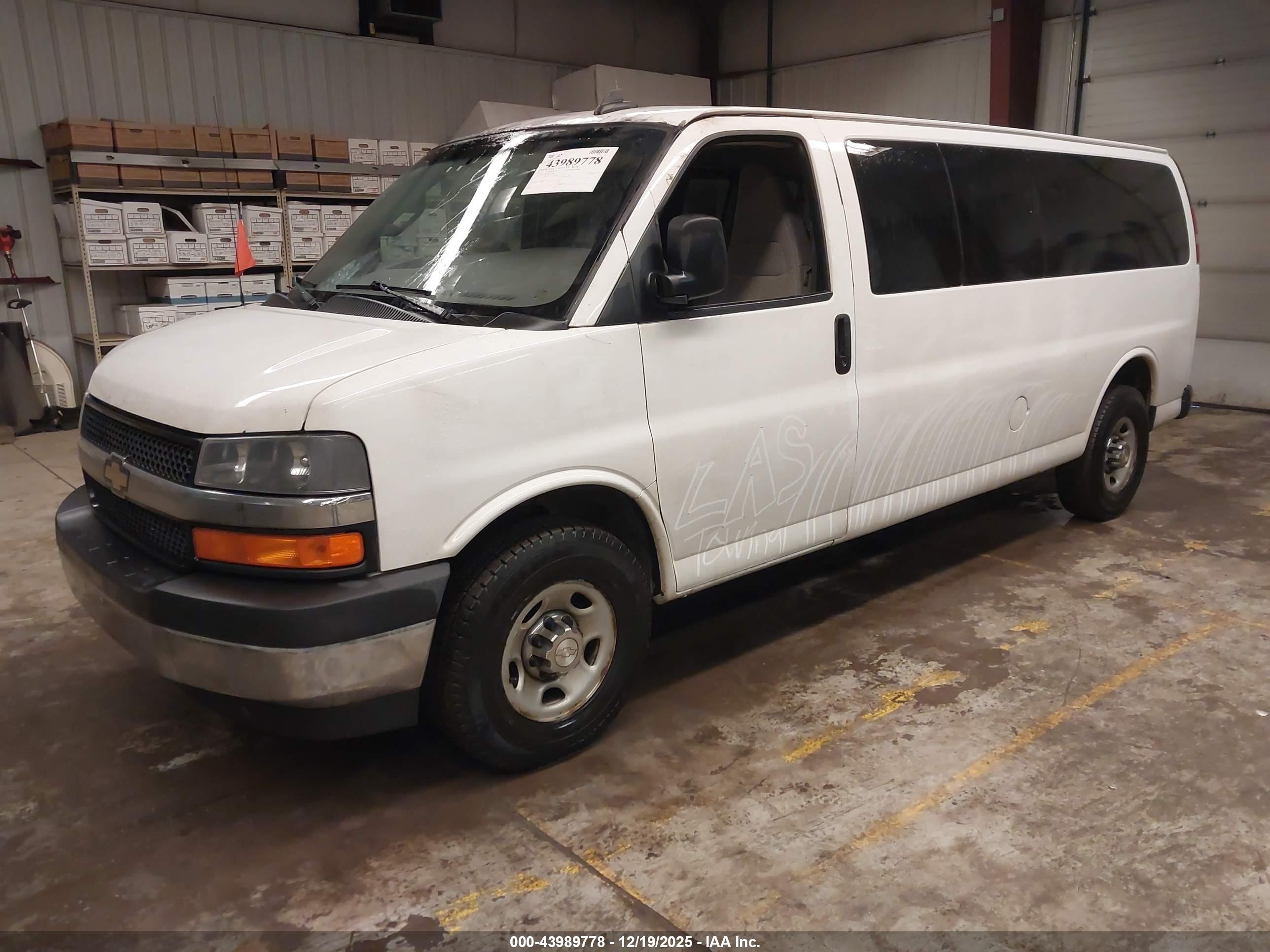 CHEVROLET EXPRESS image 2