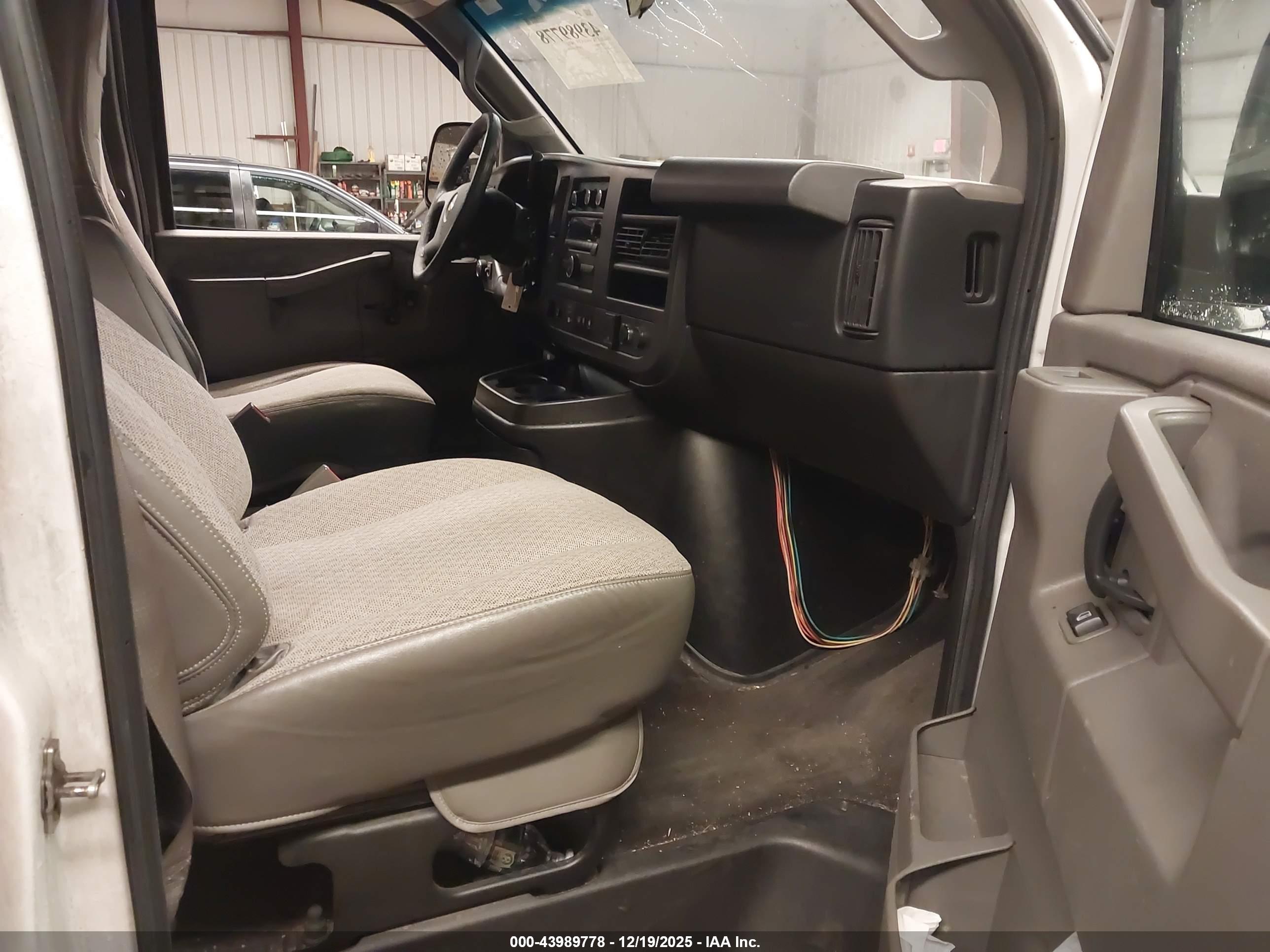CHEVROLET EXPRESS image 5