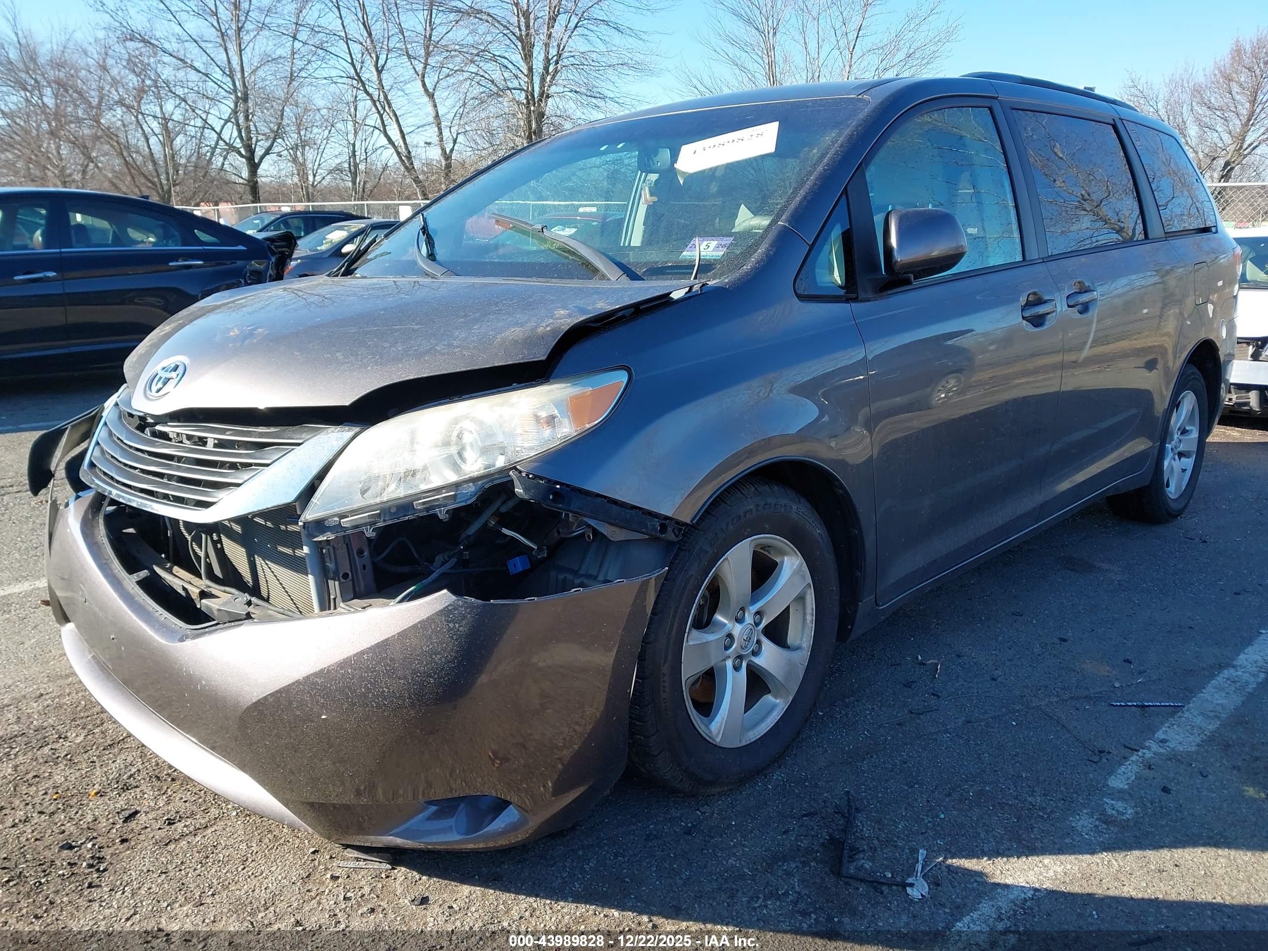 TOYOTA SIENNA image 2